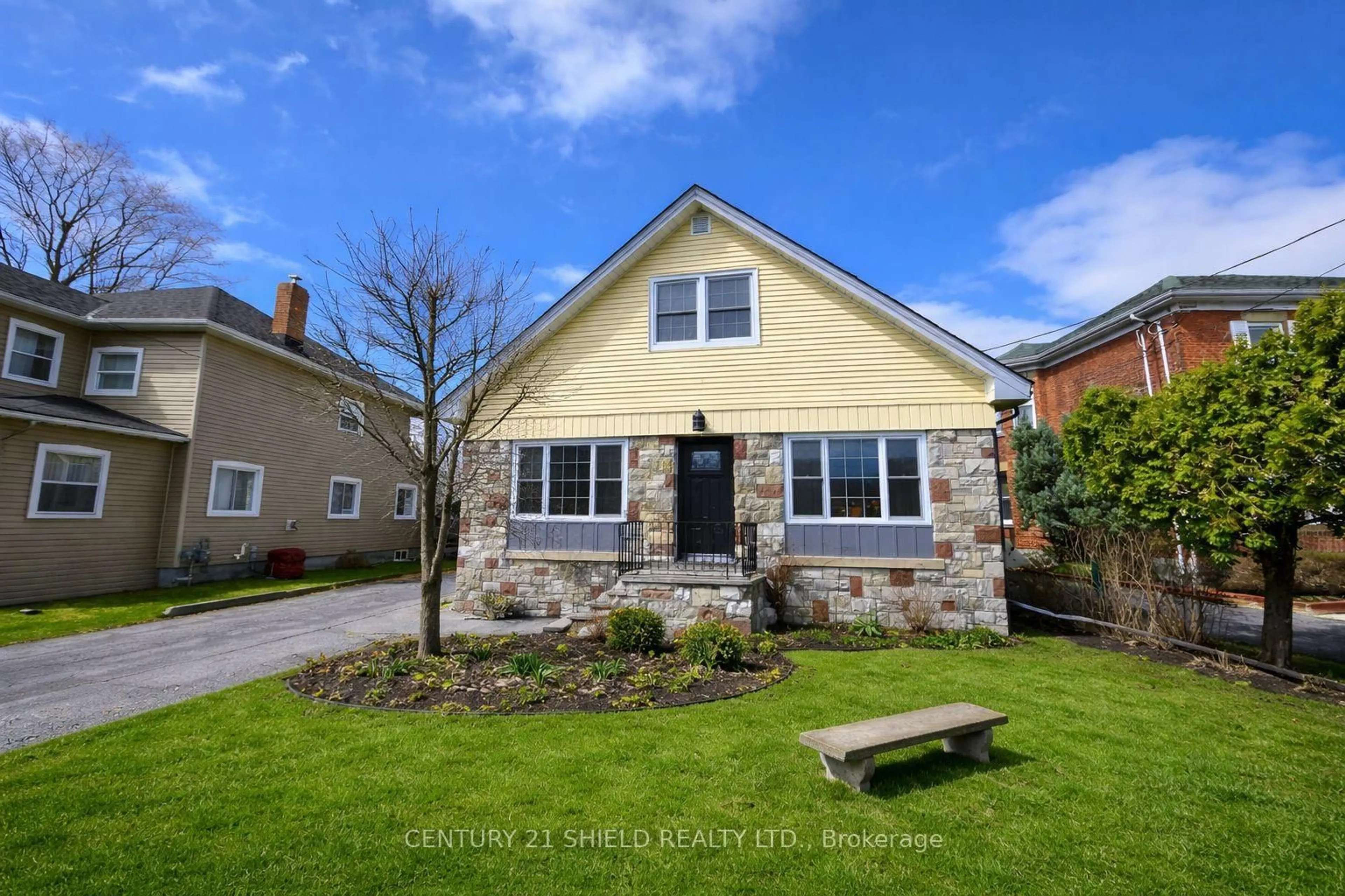 A pic from outside/outdoor area/front of a property/back of a property/a pic from drone, street for 114 Gloucester St, Cornwall Ontario K6H 3W4