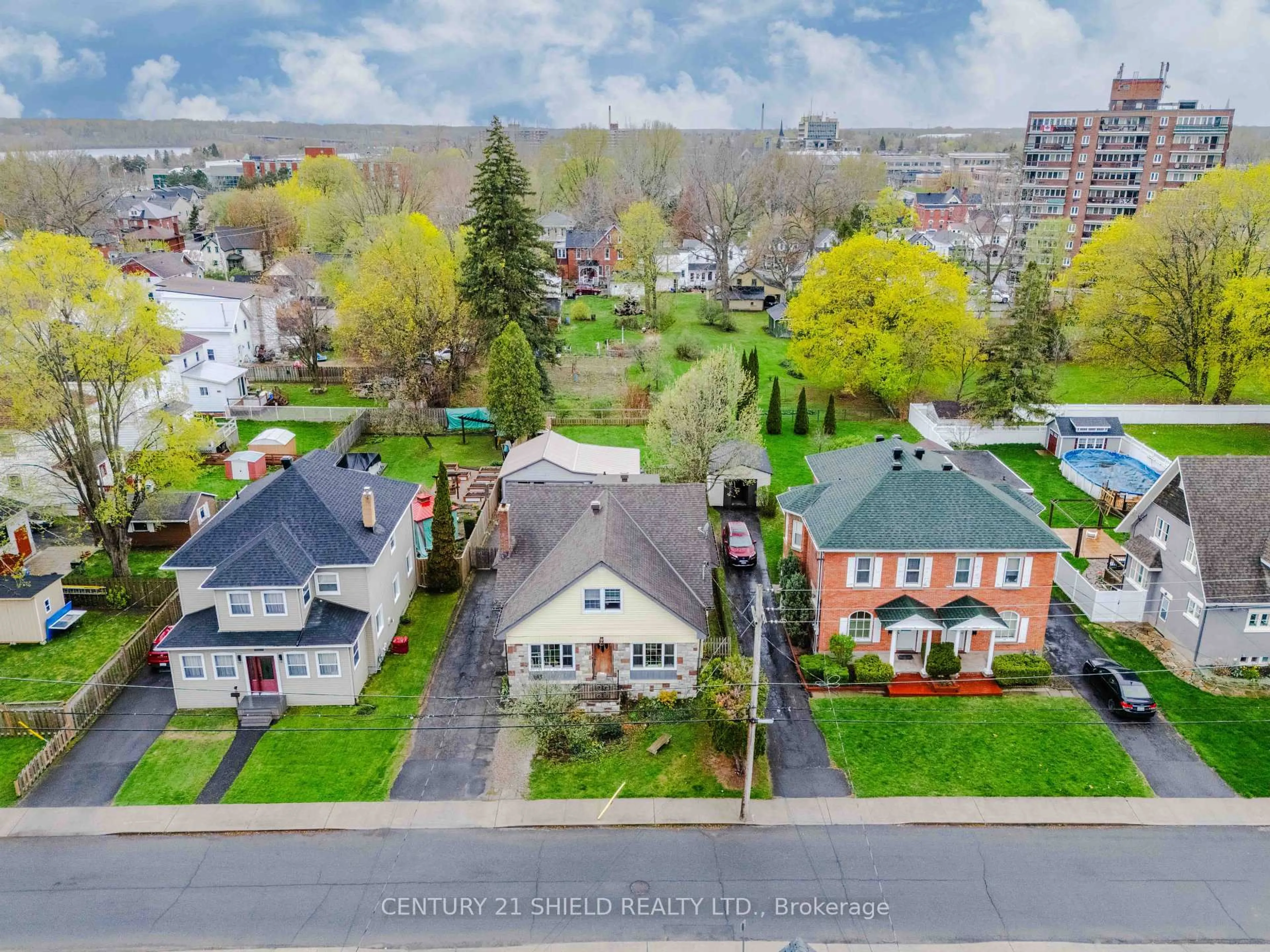 A pic from outside/outdoor area/front of a property/back of a property/a pic from drone, street for 114 Gloucester St, Cornwall Ontario K6H 3W4