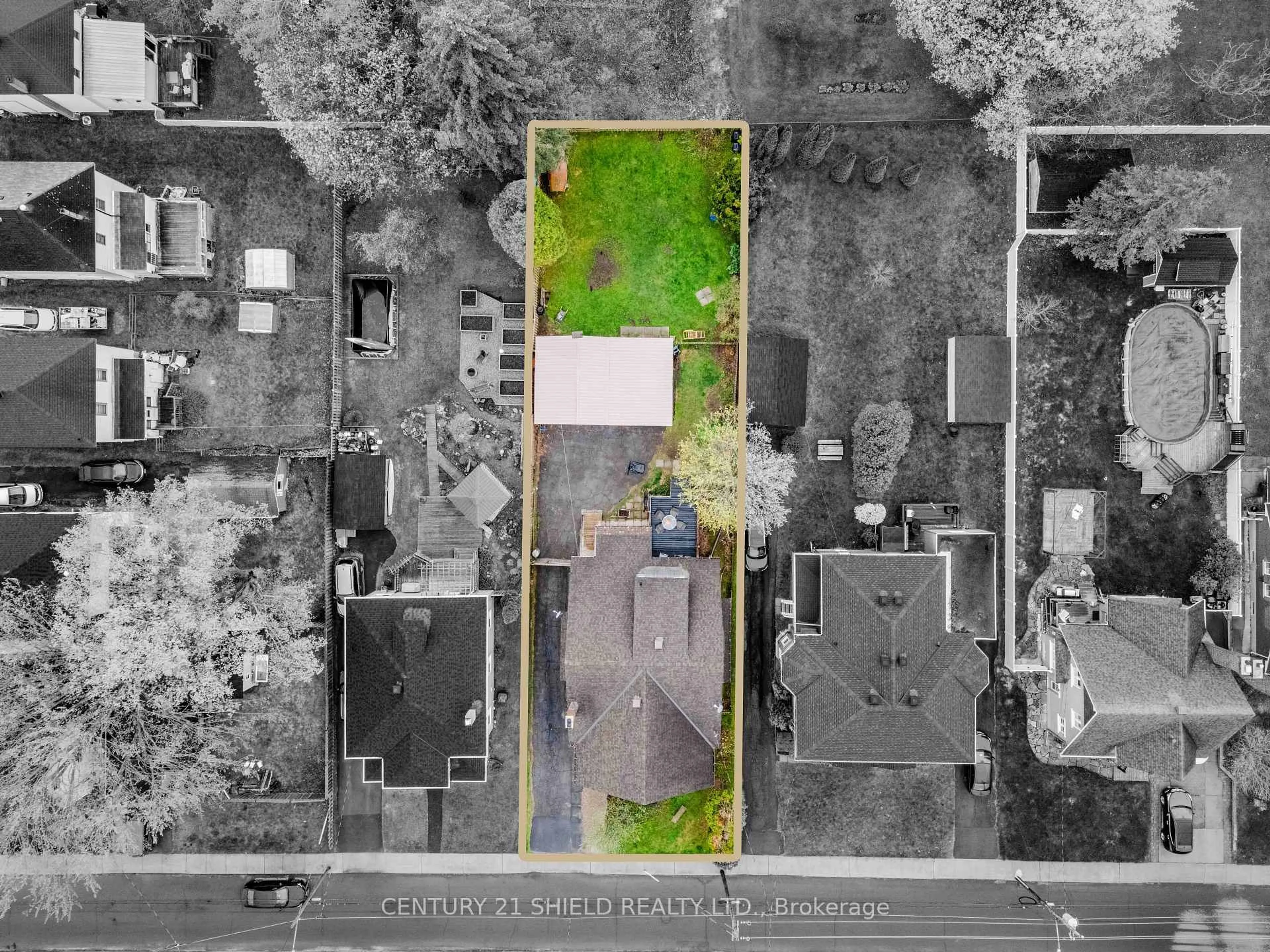 A pic from outside/outdoor area/front of a property/back of a property/a pic from drone, street for 114 Gloucester St, Cornwall Ontario K6H 3W4