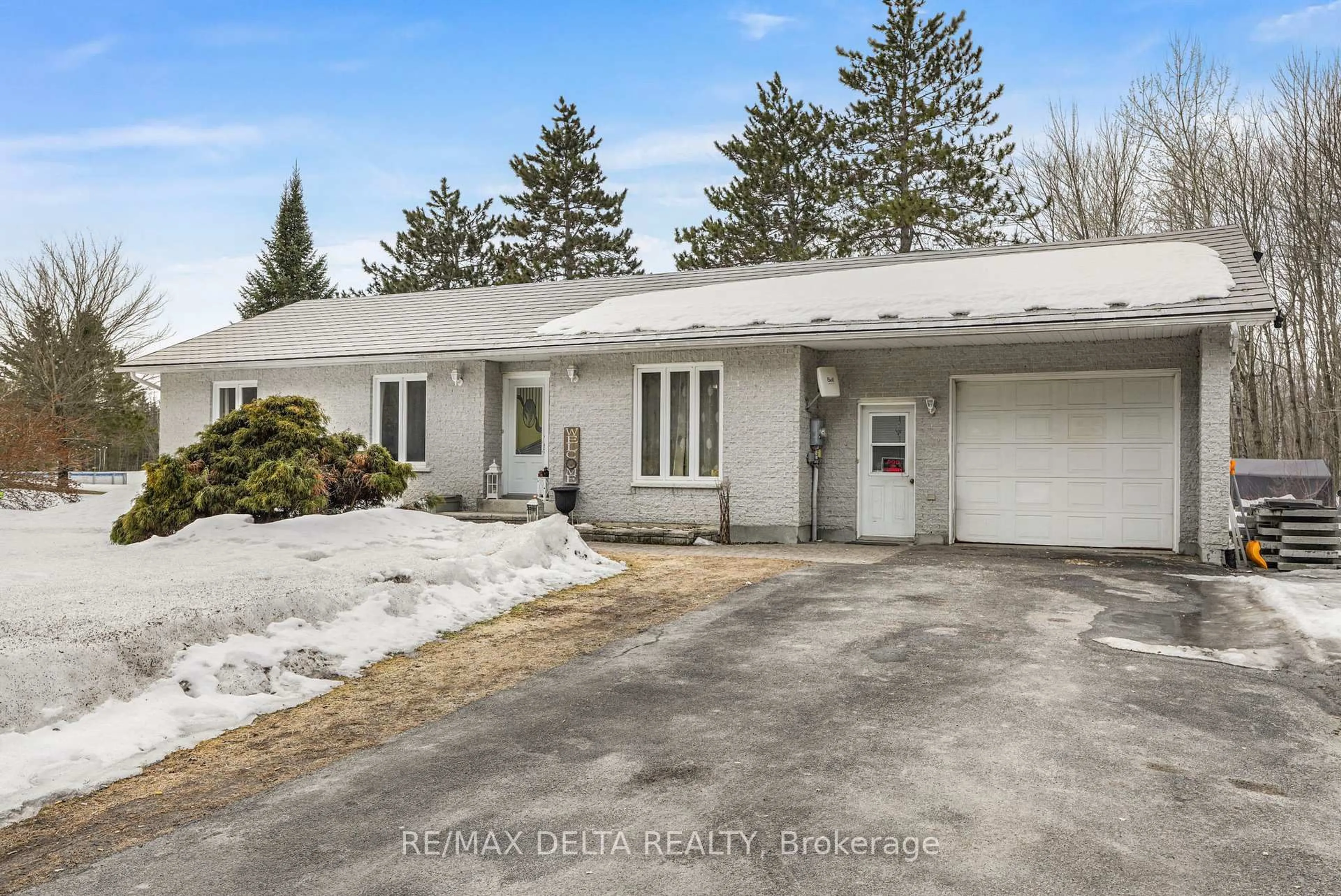 A pic from outside/outdoor area/front of a property/back of a property/a pic from drone, street for 658 Ch Boundary Rd, Alfred and Plantagenet Ontario K0B 1A0