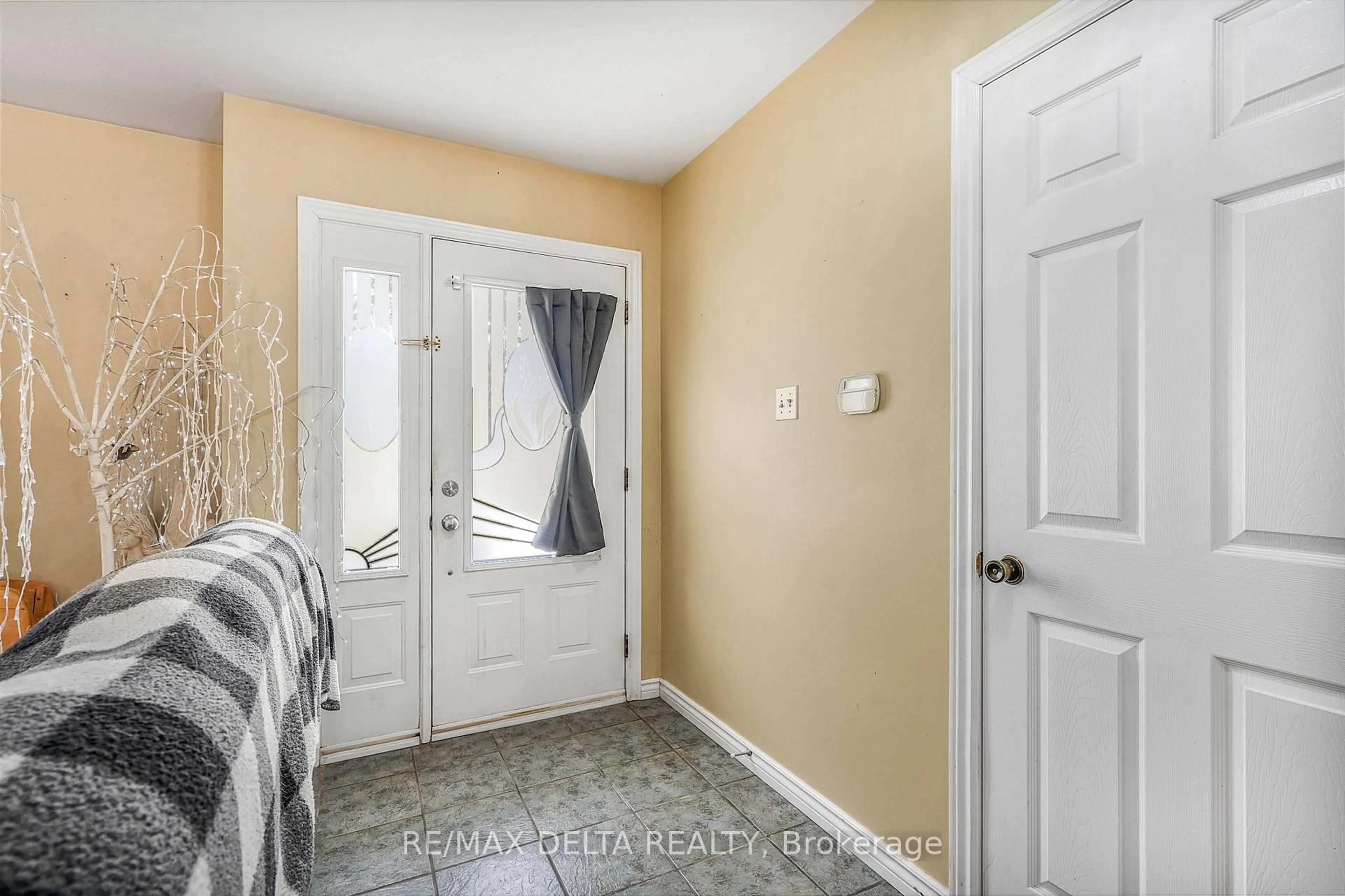 Indoor entryway for 658 Ch Boundary Rd, Alfred and Plantagenet Ontario K0B 1A0