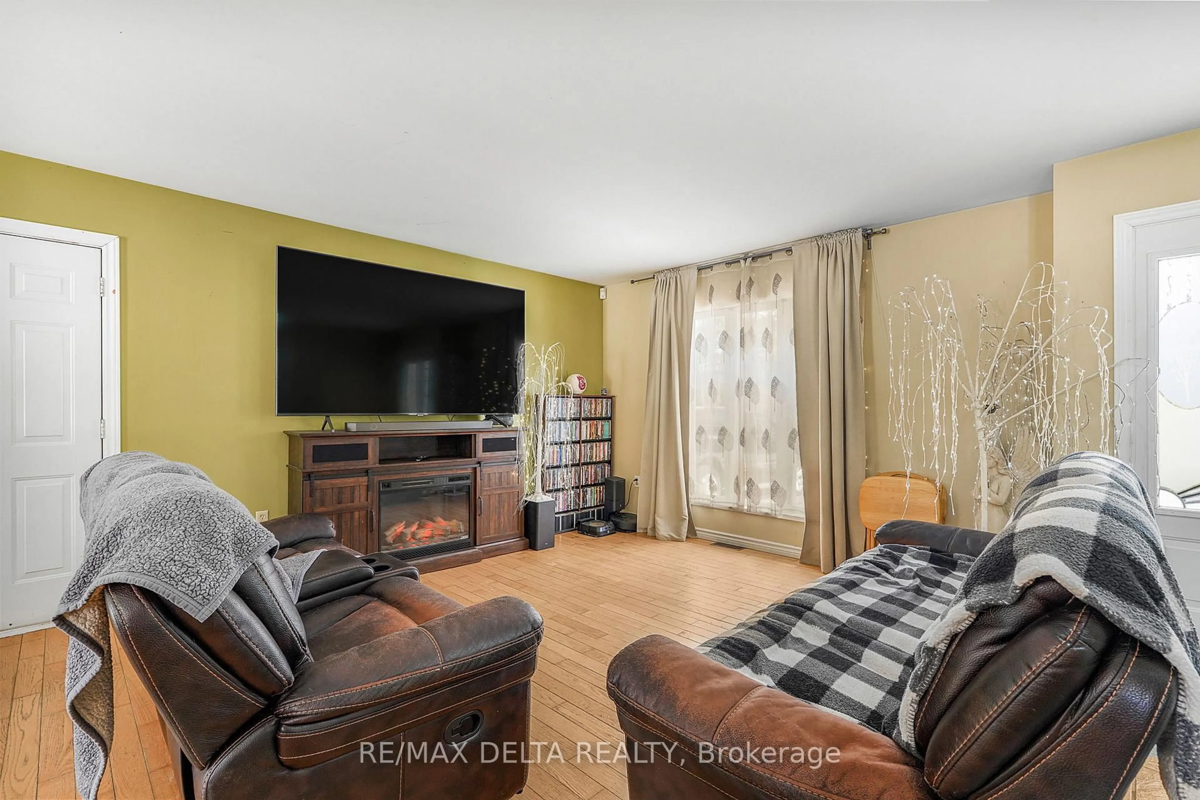 Living room with furniture, unknown for 658 Ch Boundary Rd, Alfred and Plantagenet Ontario K0B 1A0