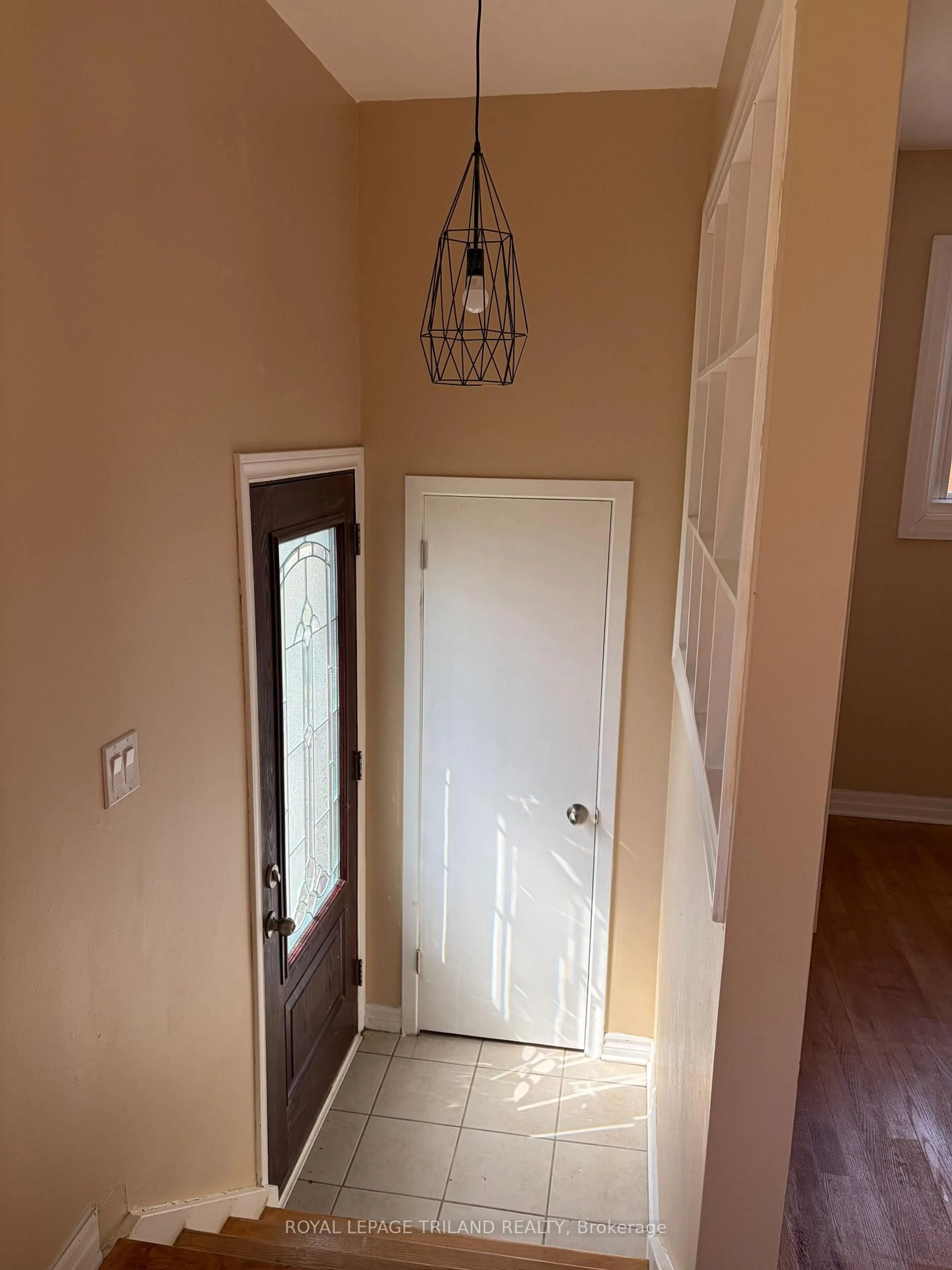 Indoor entryway for 1548 Dale St, London East Ontario N5V 1X9