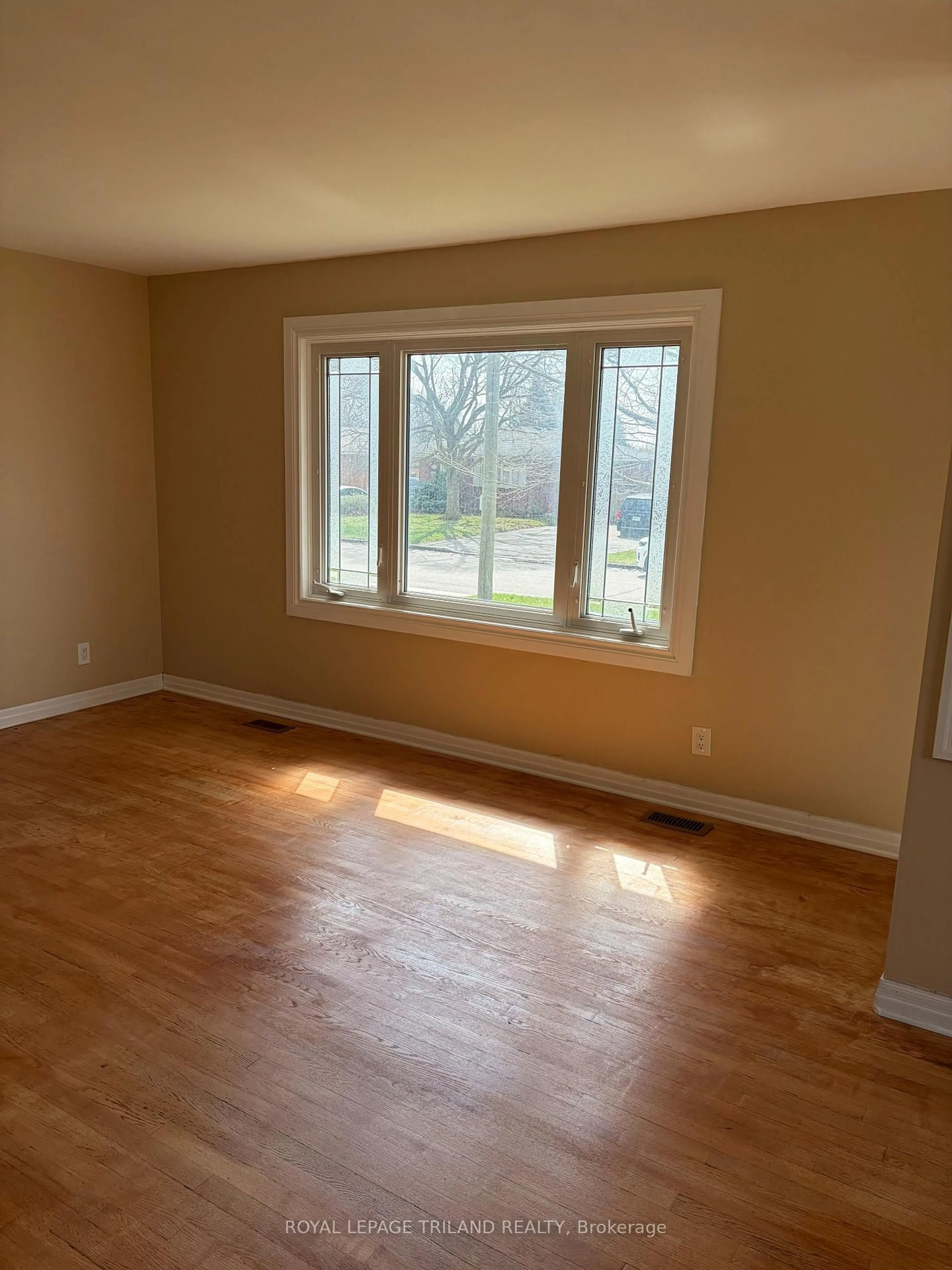 A pic of a room for 1548 Dale St, London East Ontario N5V 1X9