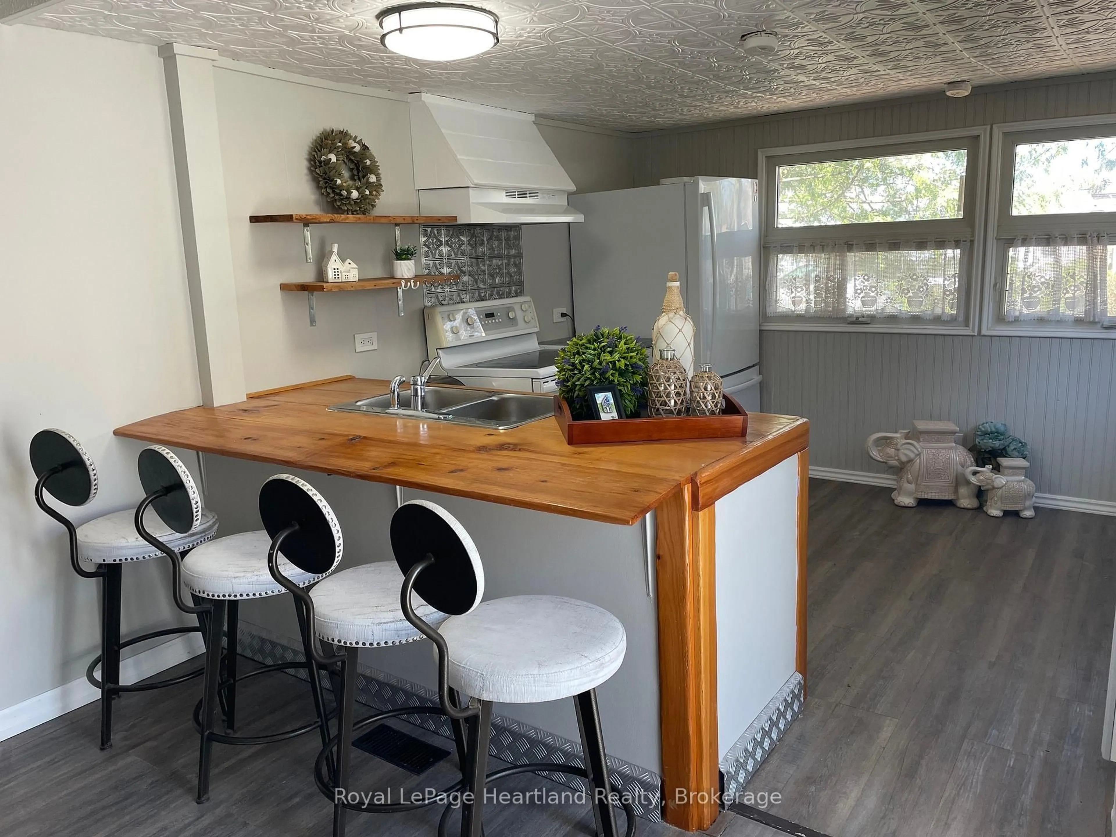 Open concept kitchen, wood/laminate floor for 21 RUTH St, Ashfield-Colborne-Wawanosh Ontario N7A 3Y3