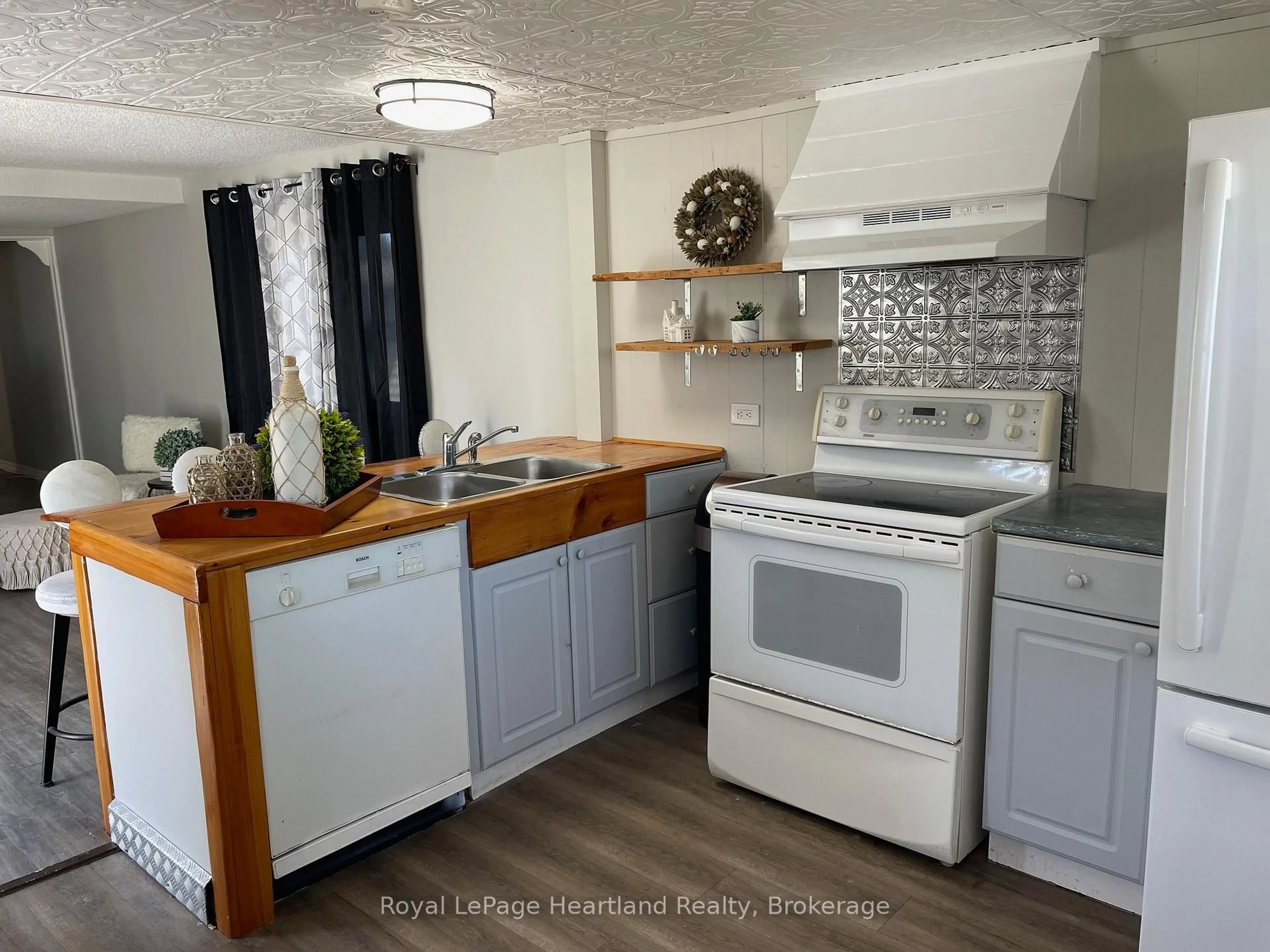 Standard kitchen, unknown for 21 RUTH St, Ashfield-Colborne-Wawanosh Ontario N7A 3Y3