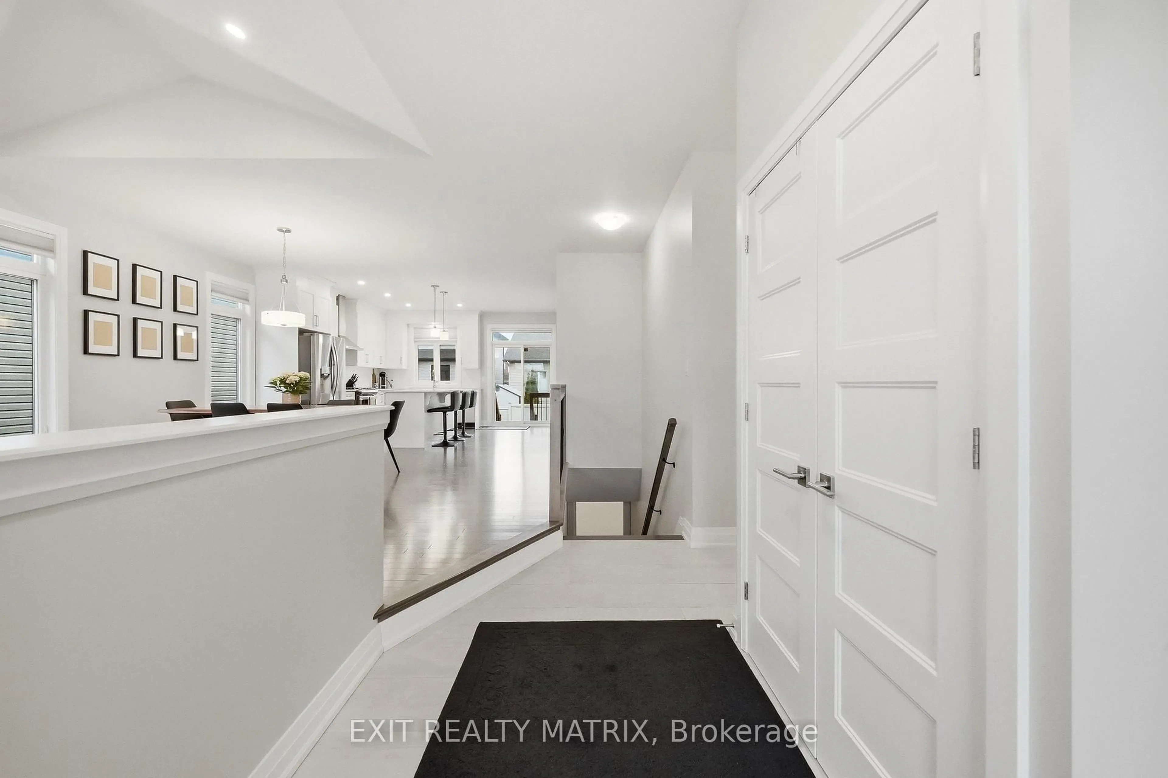 Indoor entryway for 397 COLMAR St, Russell Ontario K0A 1W0