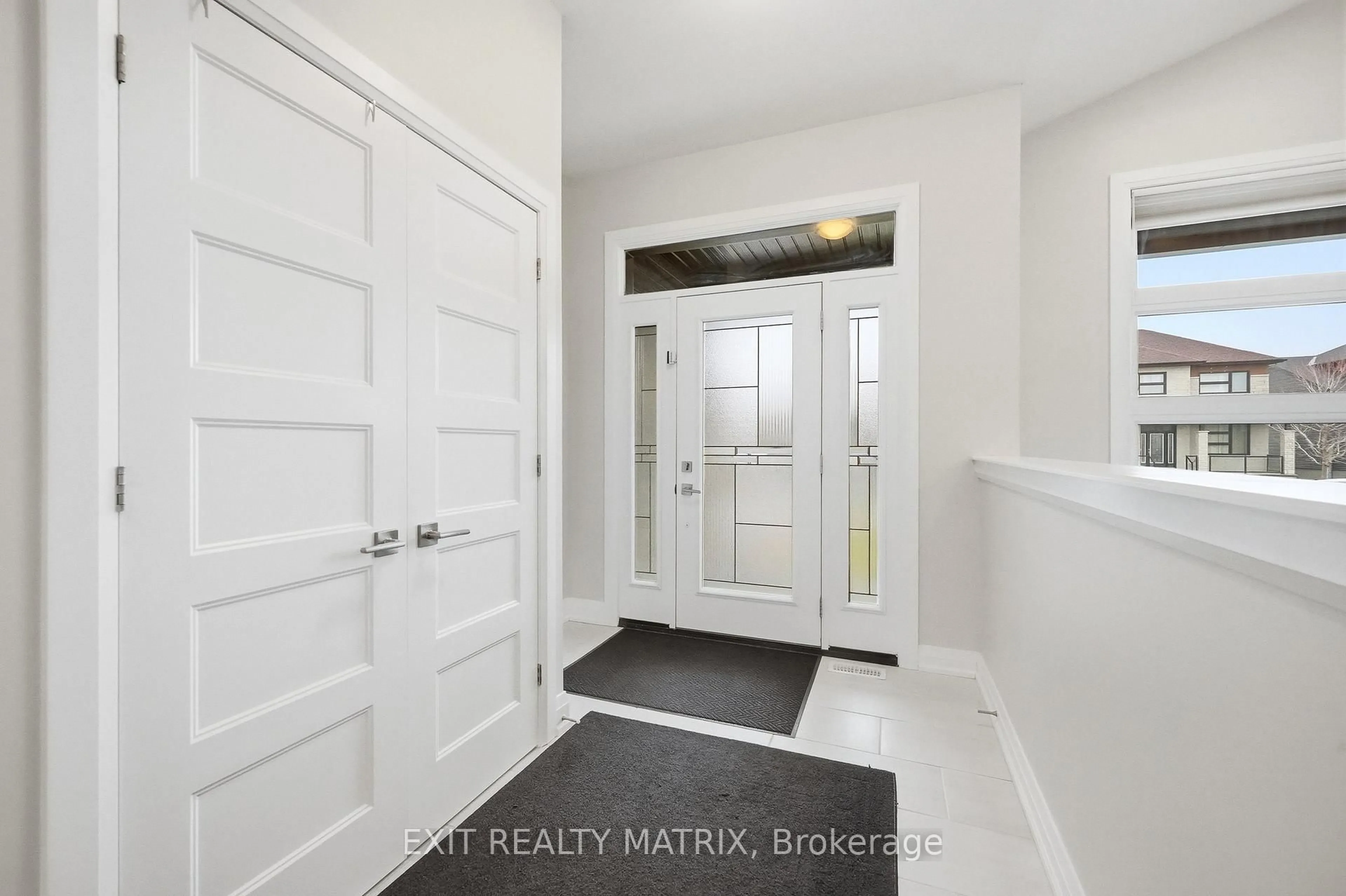 Indoor entryway for 397 COLMAR St, Russell Ontario K0A 1W0