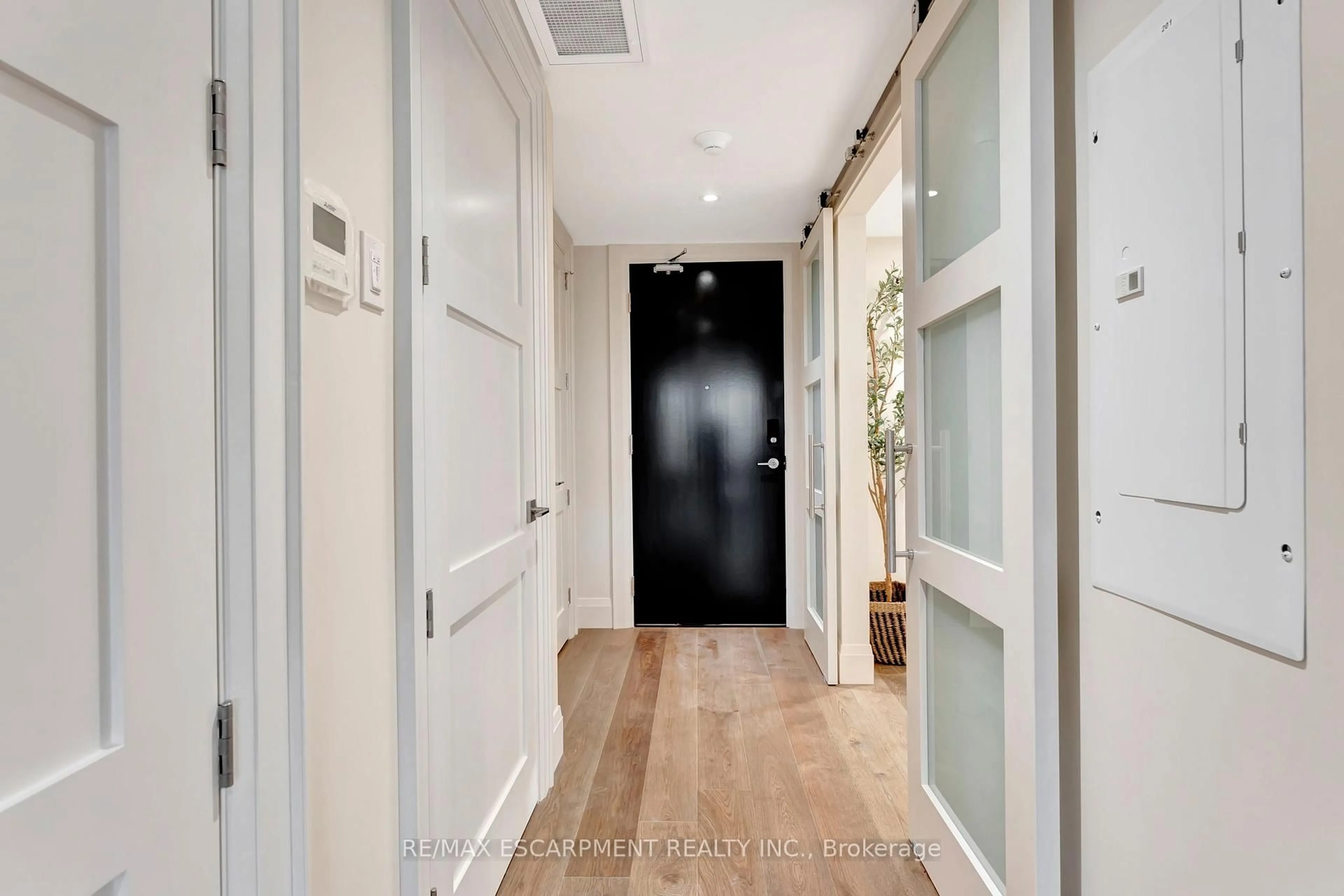 Indoor entryway for 7 Grand River St #201, Brant Ontario N3L 2L9