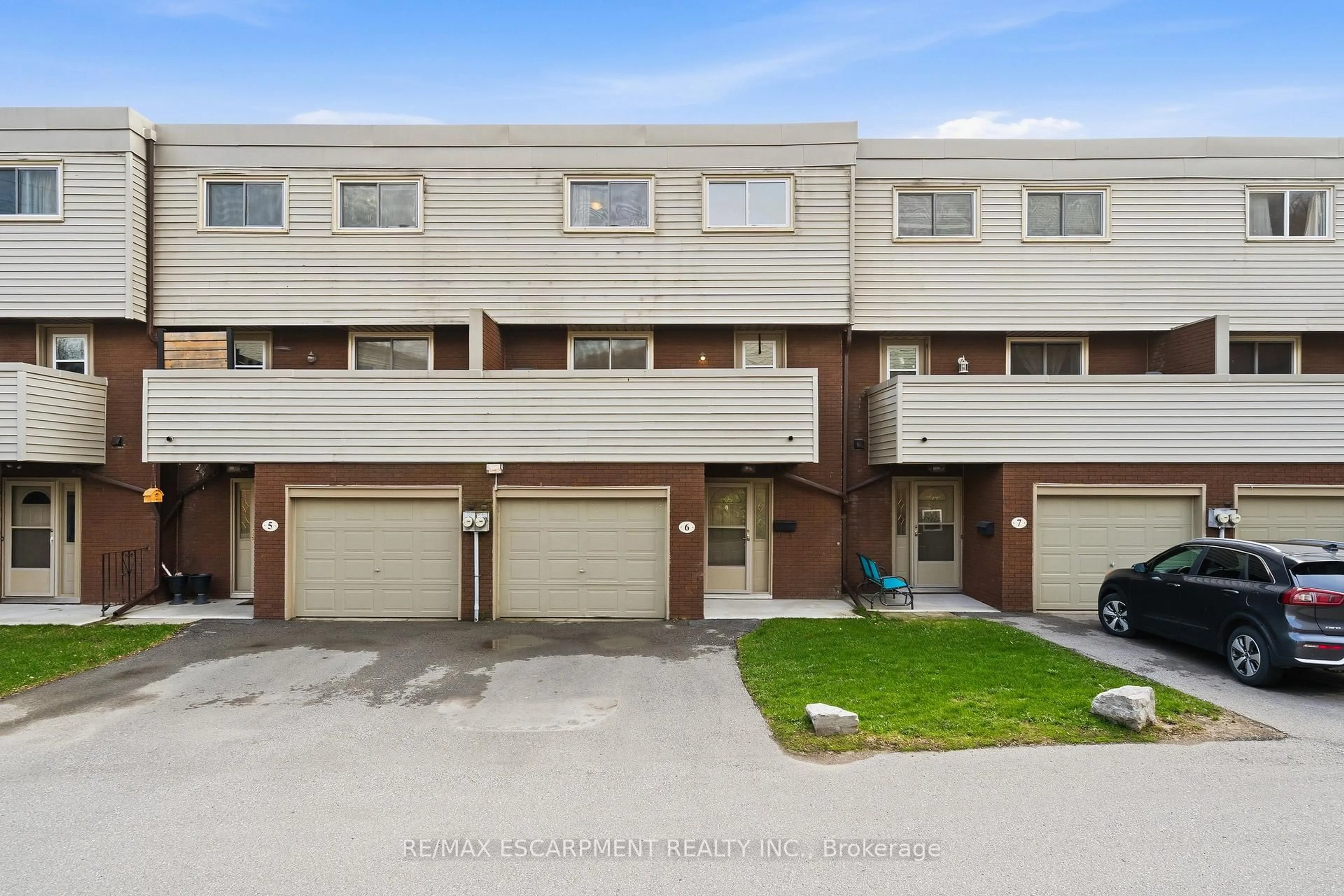 A pic from outside/outdoor area/front of a property/back of a property/a pic from drone, street for 23 Watsons Lane #6, Hamilton Ontario L9H 5G9