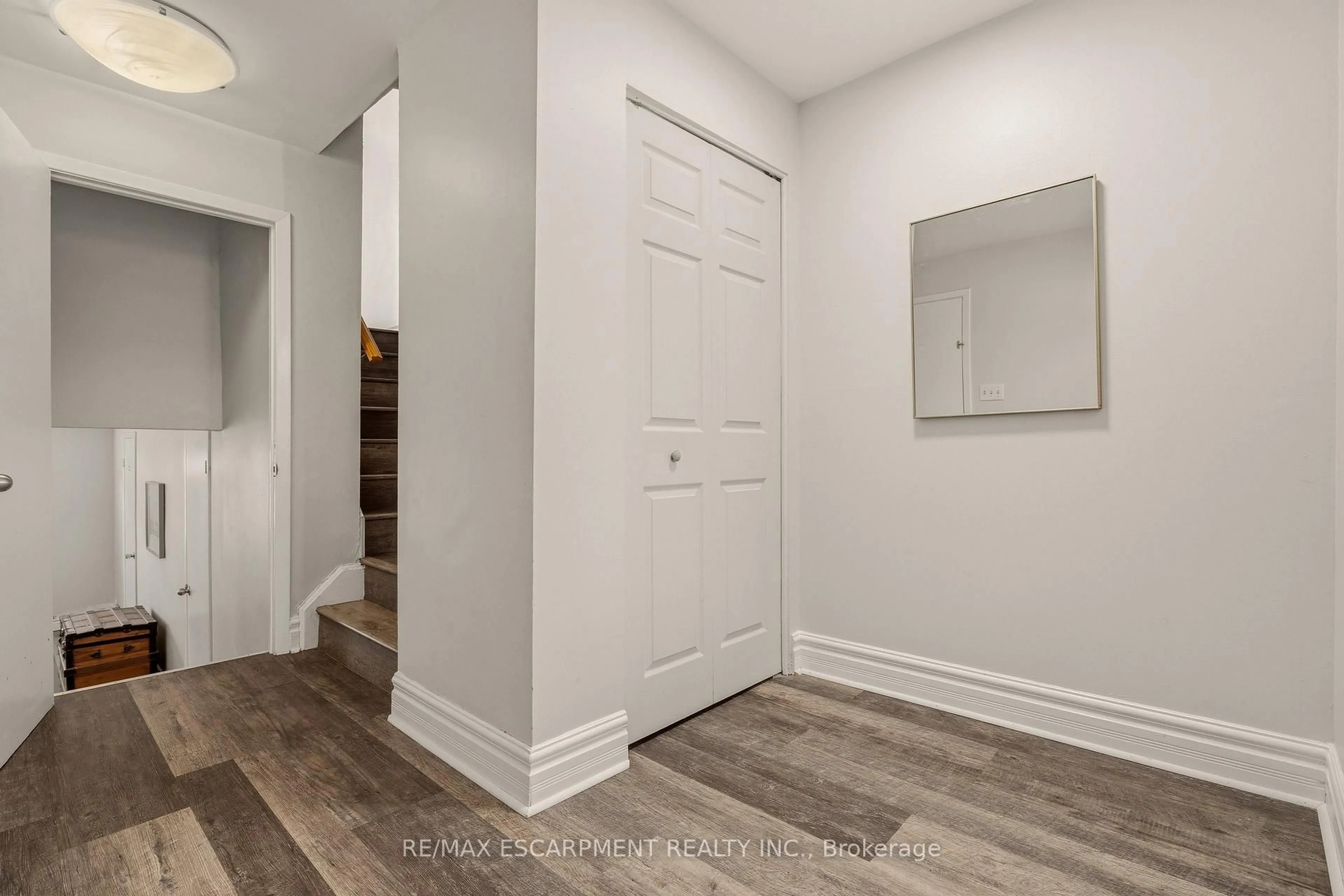 Indoor entryway for 23 Watsons Lane #6, Hamilton Ontario L9H 5G9