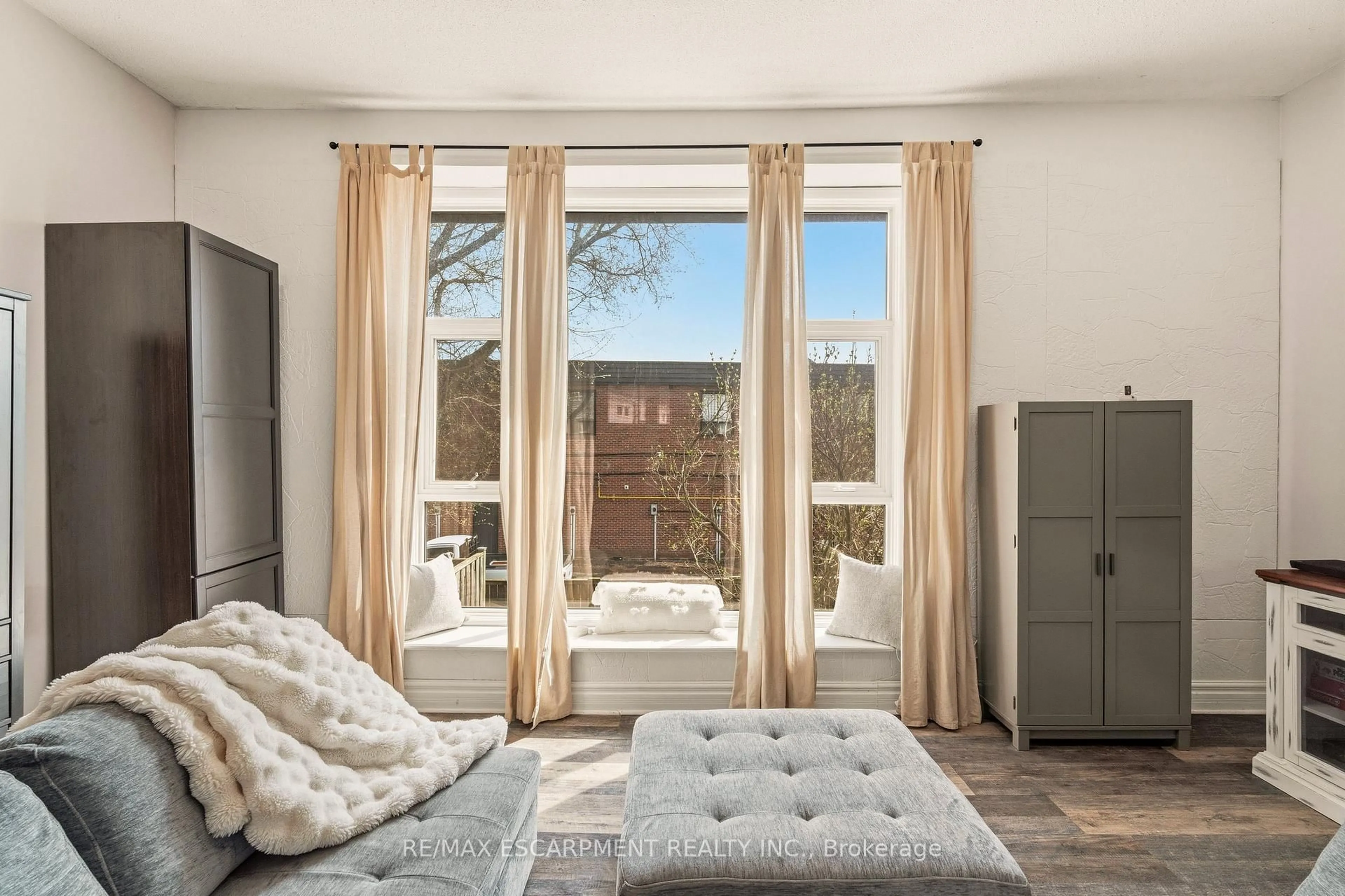 Living room with furniture, unknown for 23 Watsons Lane #6, Hamilton Ontario L9H 5G9