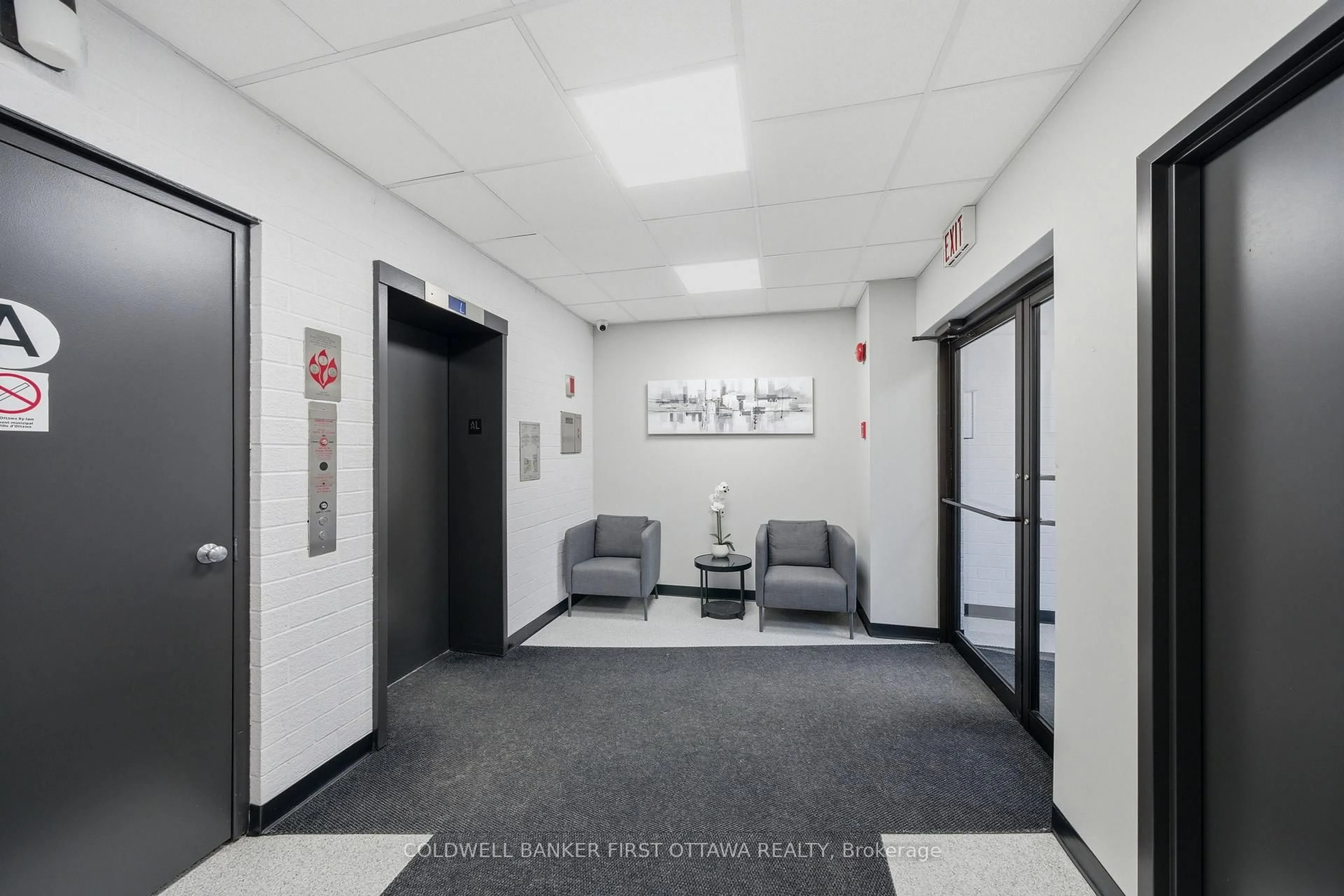 Indoor foyer for 222 Guigues Ave #402, Ottawa Ontario K1N 5J2