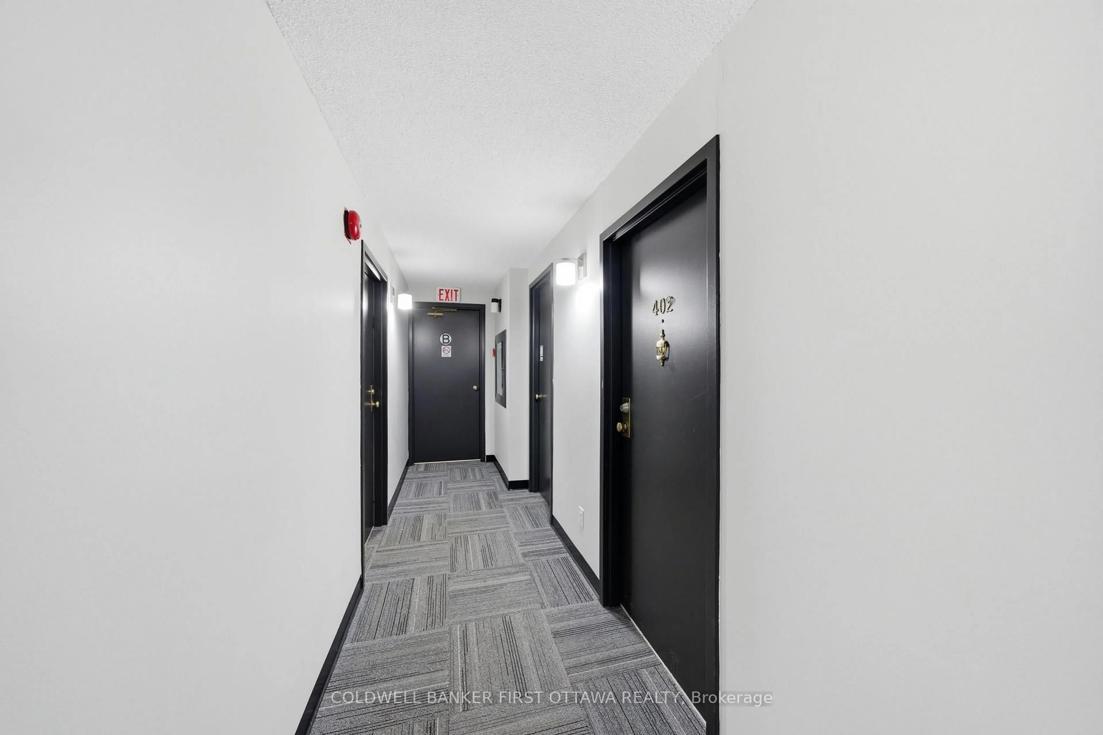 Indoor foyer for 222 Guigues Ave #402, Ottawa Ontario K1N 5J2