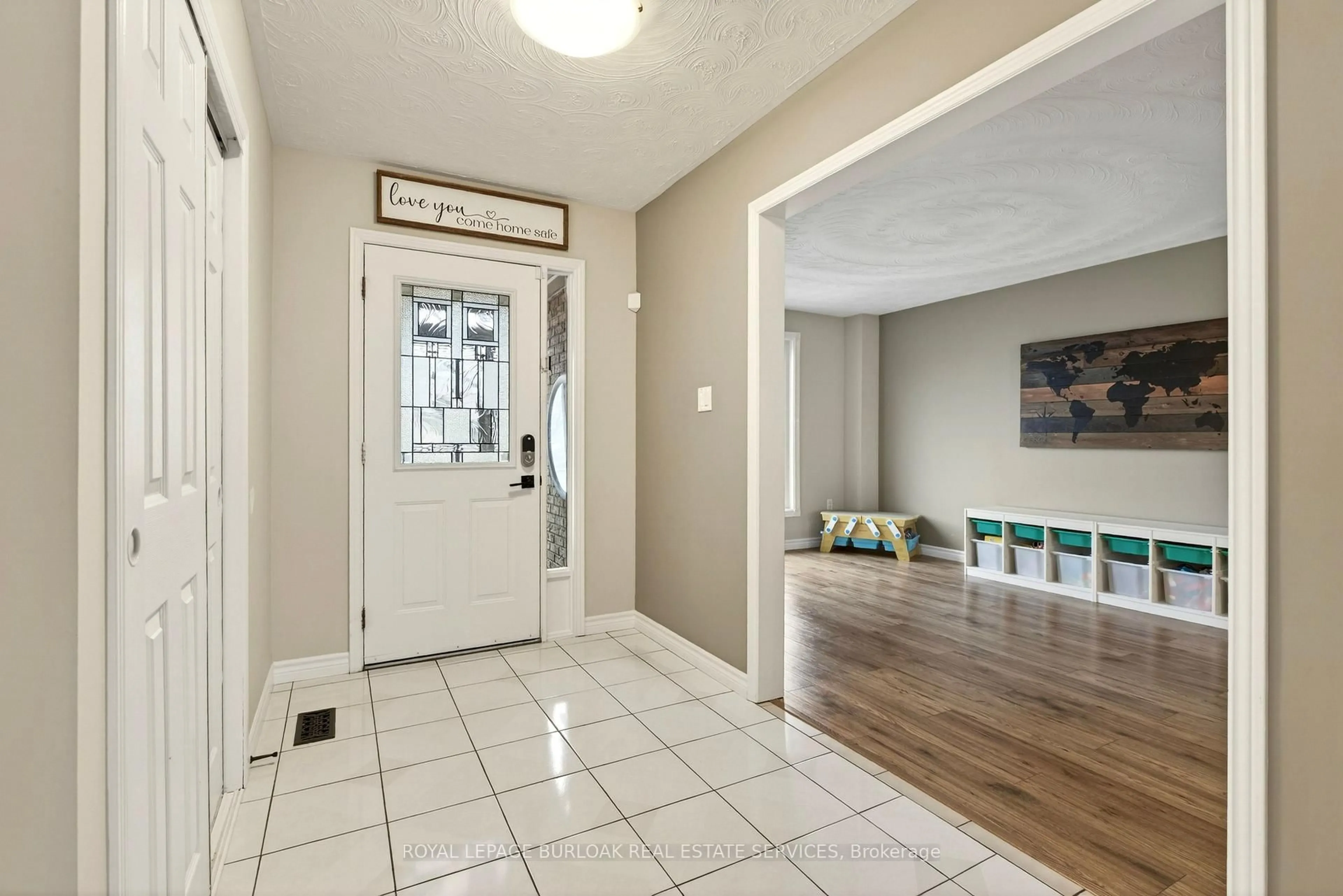 Indoor entryway for 189 Templemead Dr, Hamilton Ontario L8W 2W1