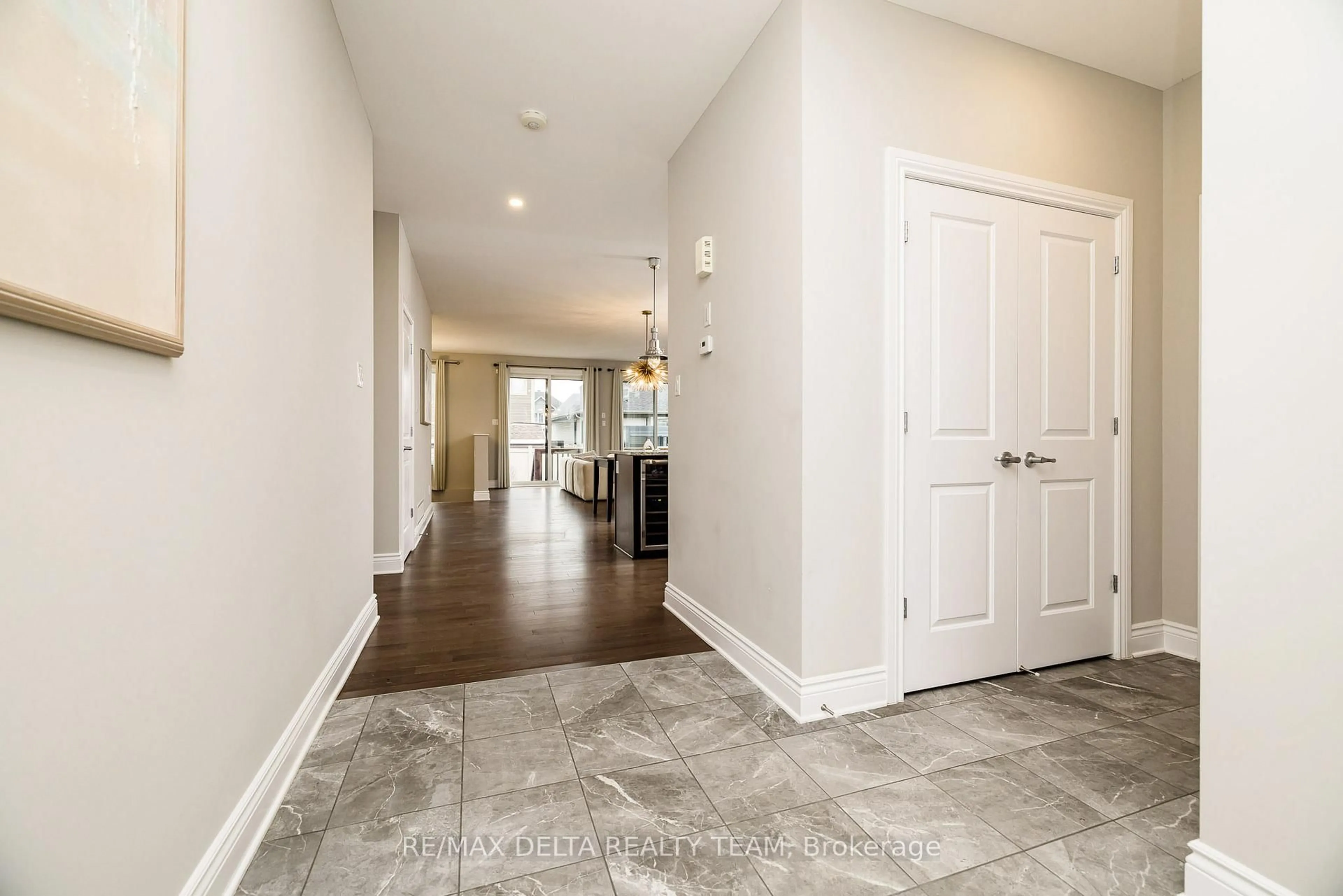 Indoor entryway for 388 Trestle St, Manotick Ontario K4M 0G4