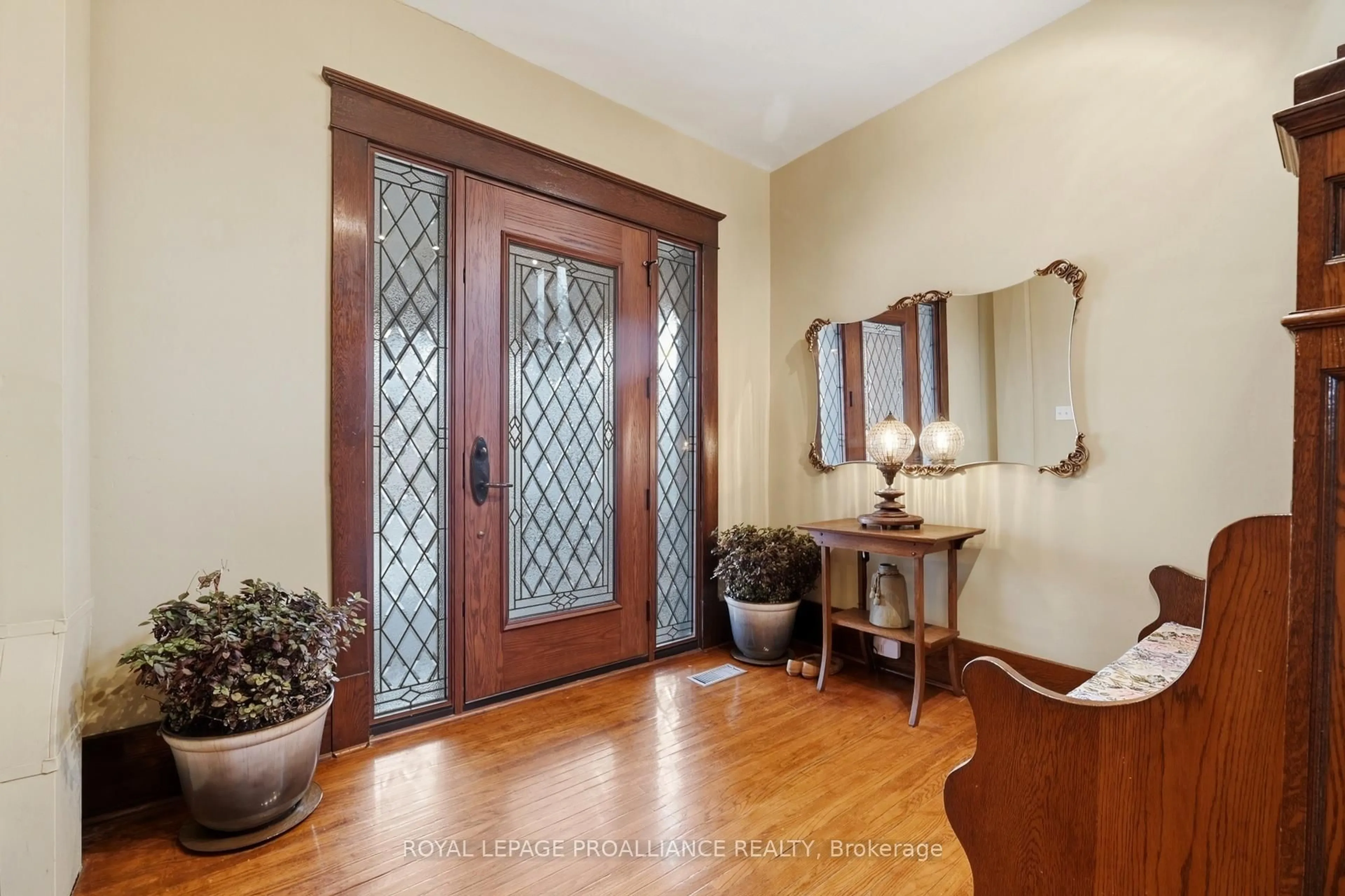 Indoor entryway for 30 Catharine St, Belleville Ontario K8P 1L5