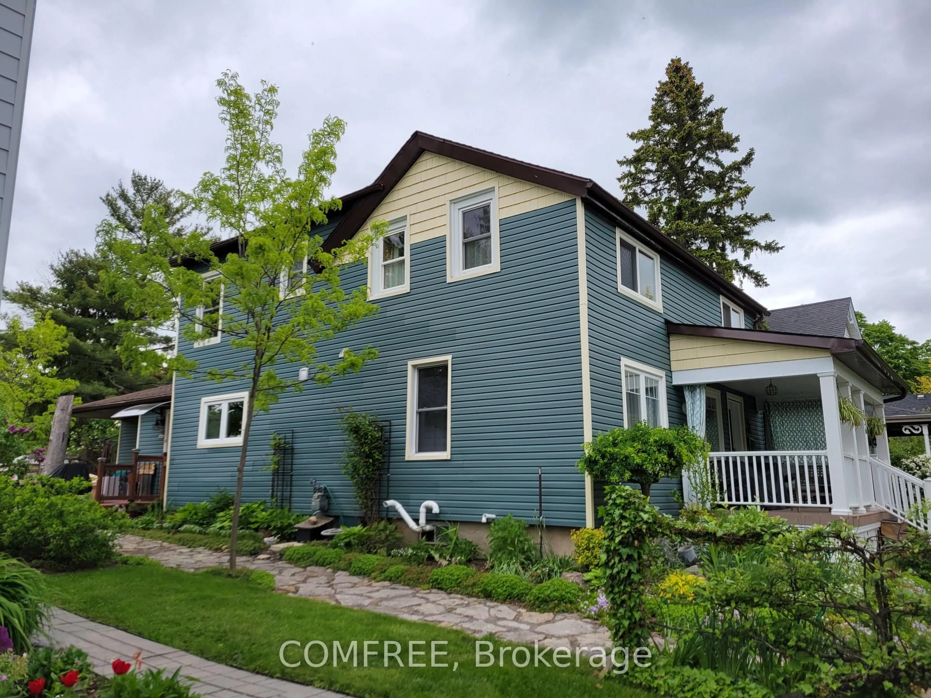 A pic from outside/outdoor area/front of a property/back of a property/a pic from drone, street for 136 John St, Gananoque Ontario K7G 1A5