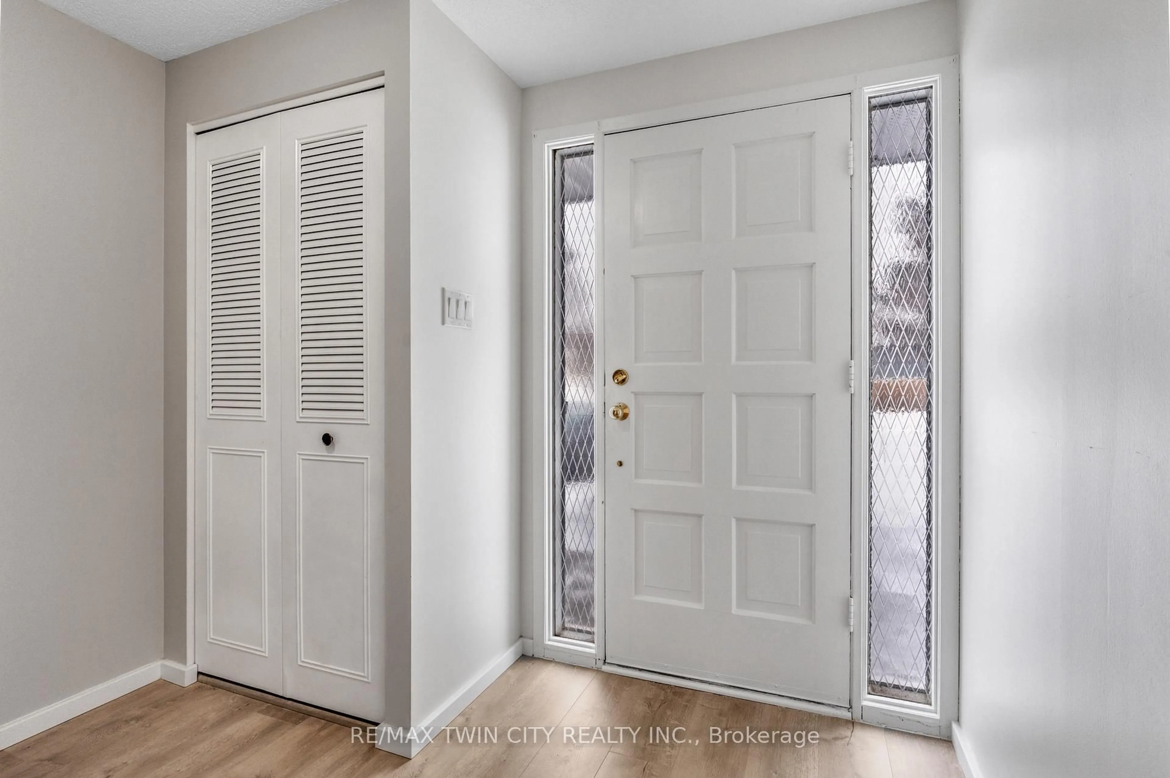 Indoor entryway for 111 Manor Dr, Kitchener Ontario N2A 2T9