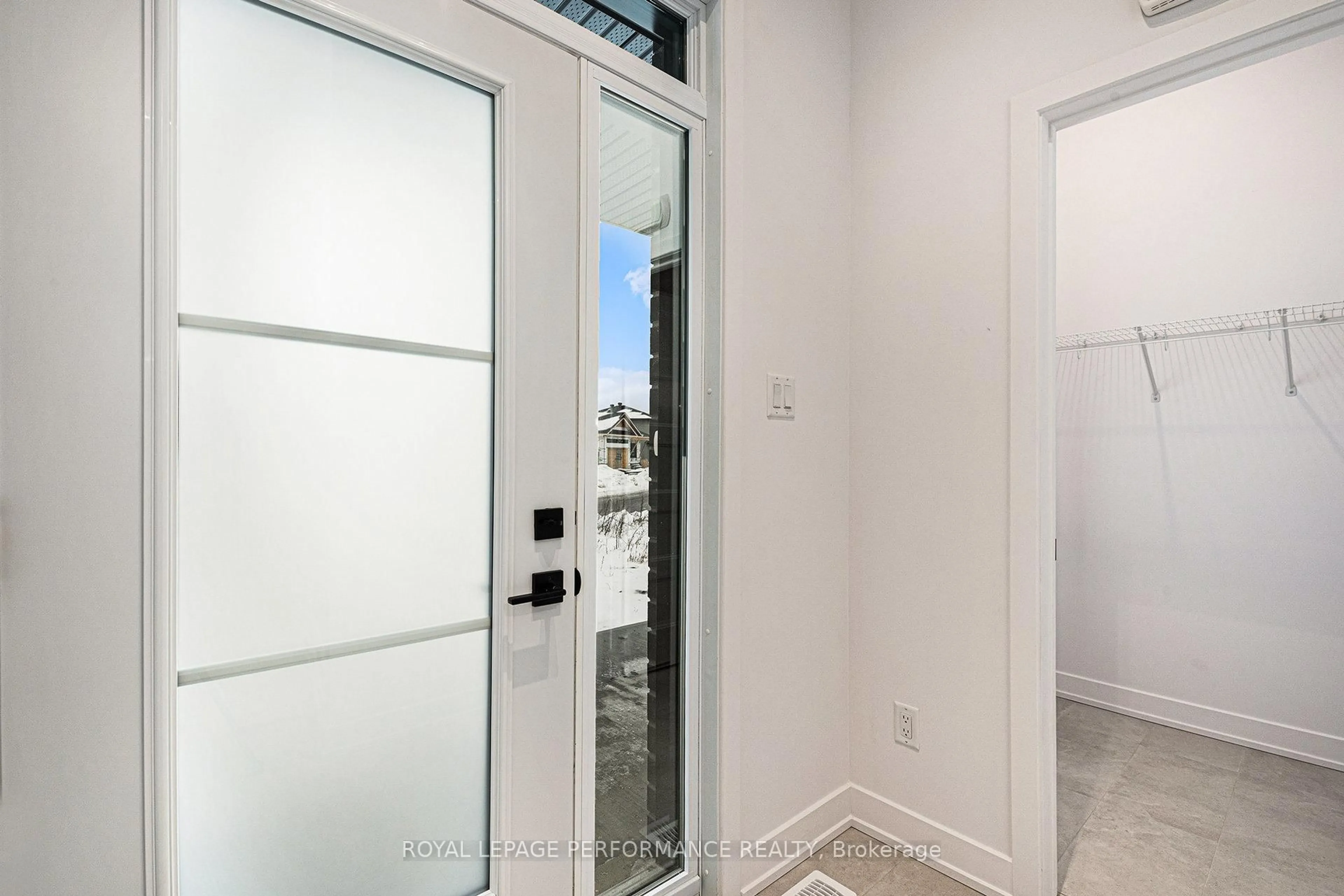 Indoor entryway for 94 RUTILE St, Clarence-Rockland Ontario K4K 0M6