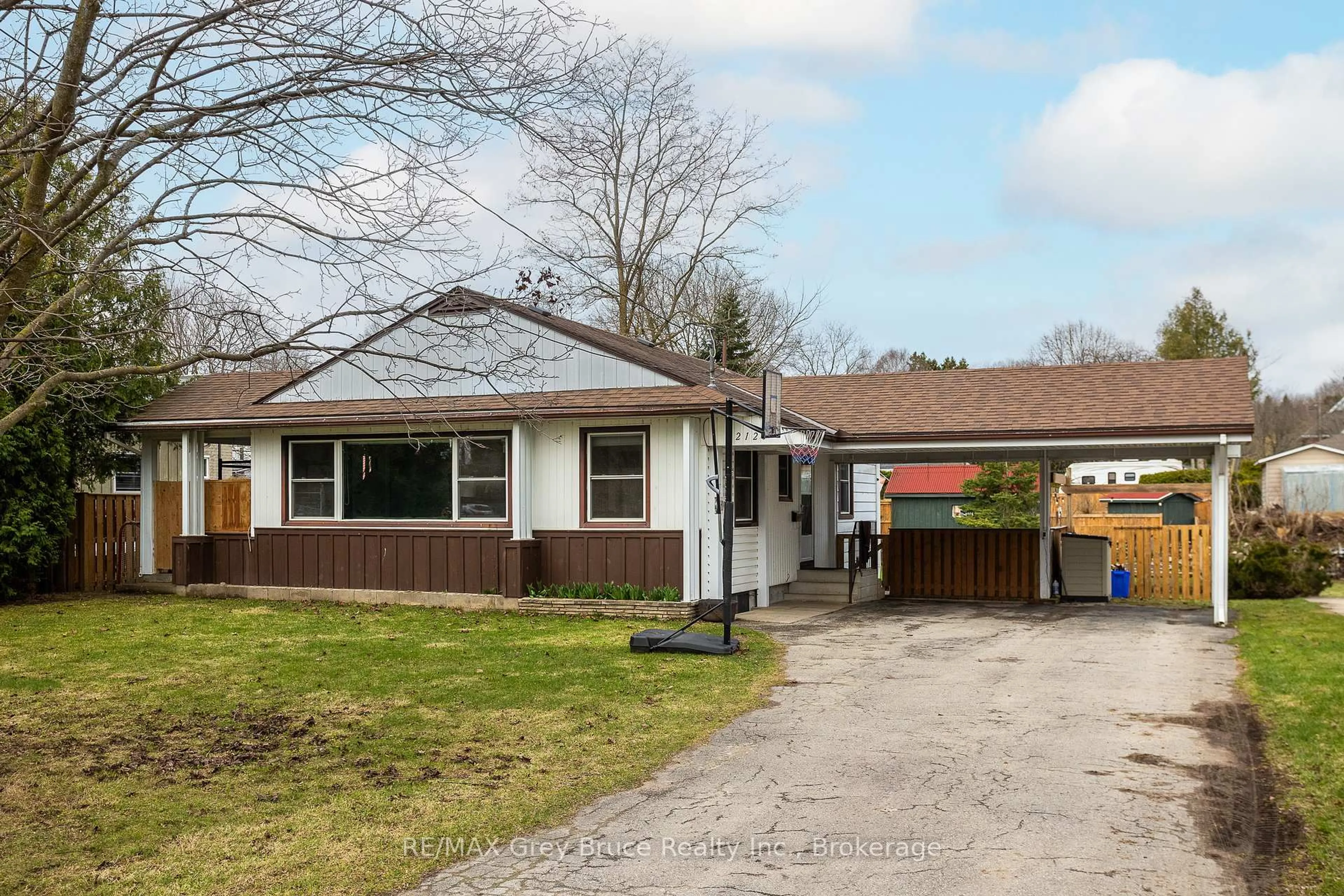 Home with vinyl exterior material, street for 2120 4th Ave, Owen Sound Ontario N4K 4Y5