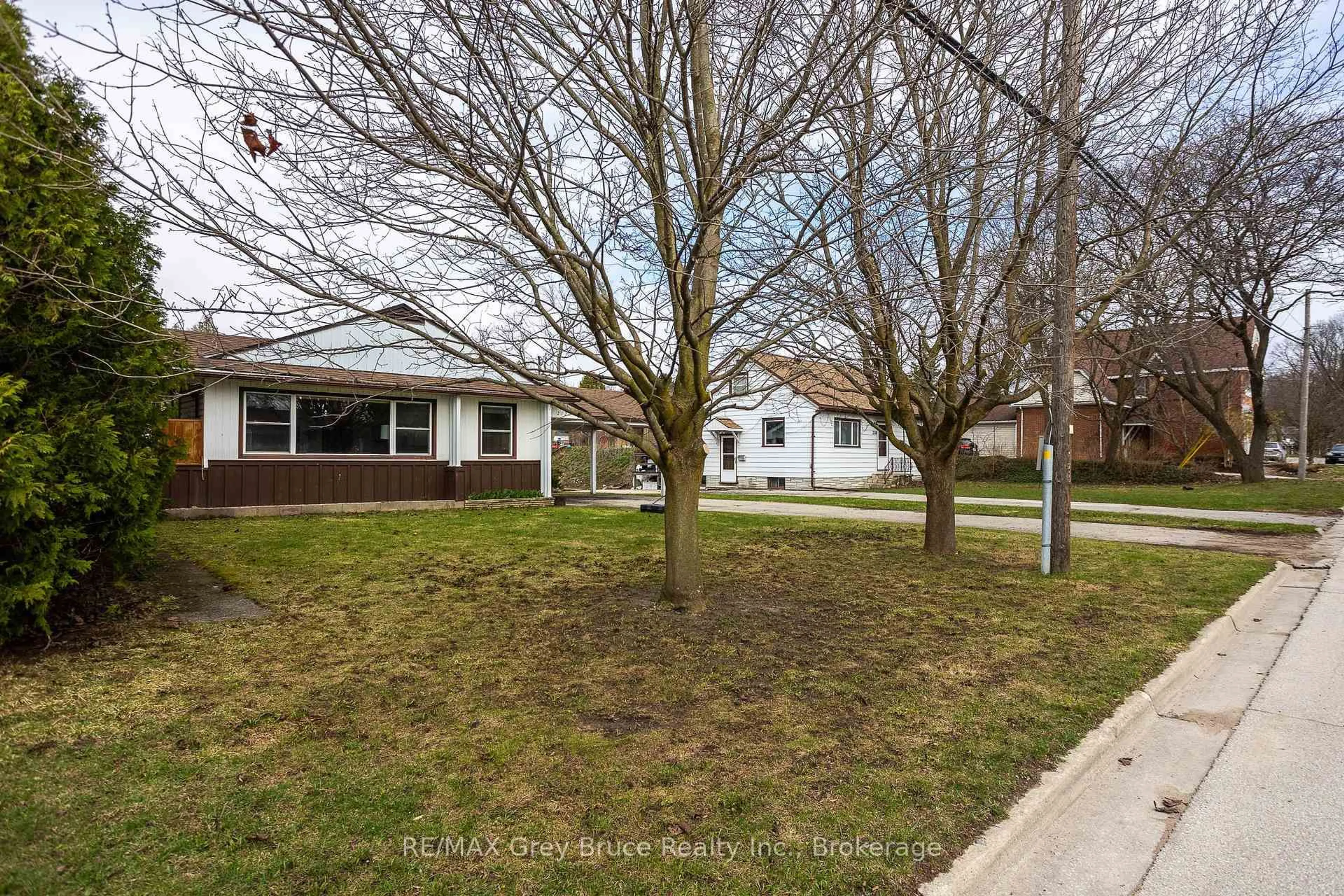 A pic from outside/outdoor area/front of a property/back of a property/a pic from drone, street for 2120 4th Ave, Owen Sound Ontario N4K 4Y5