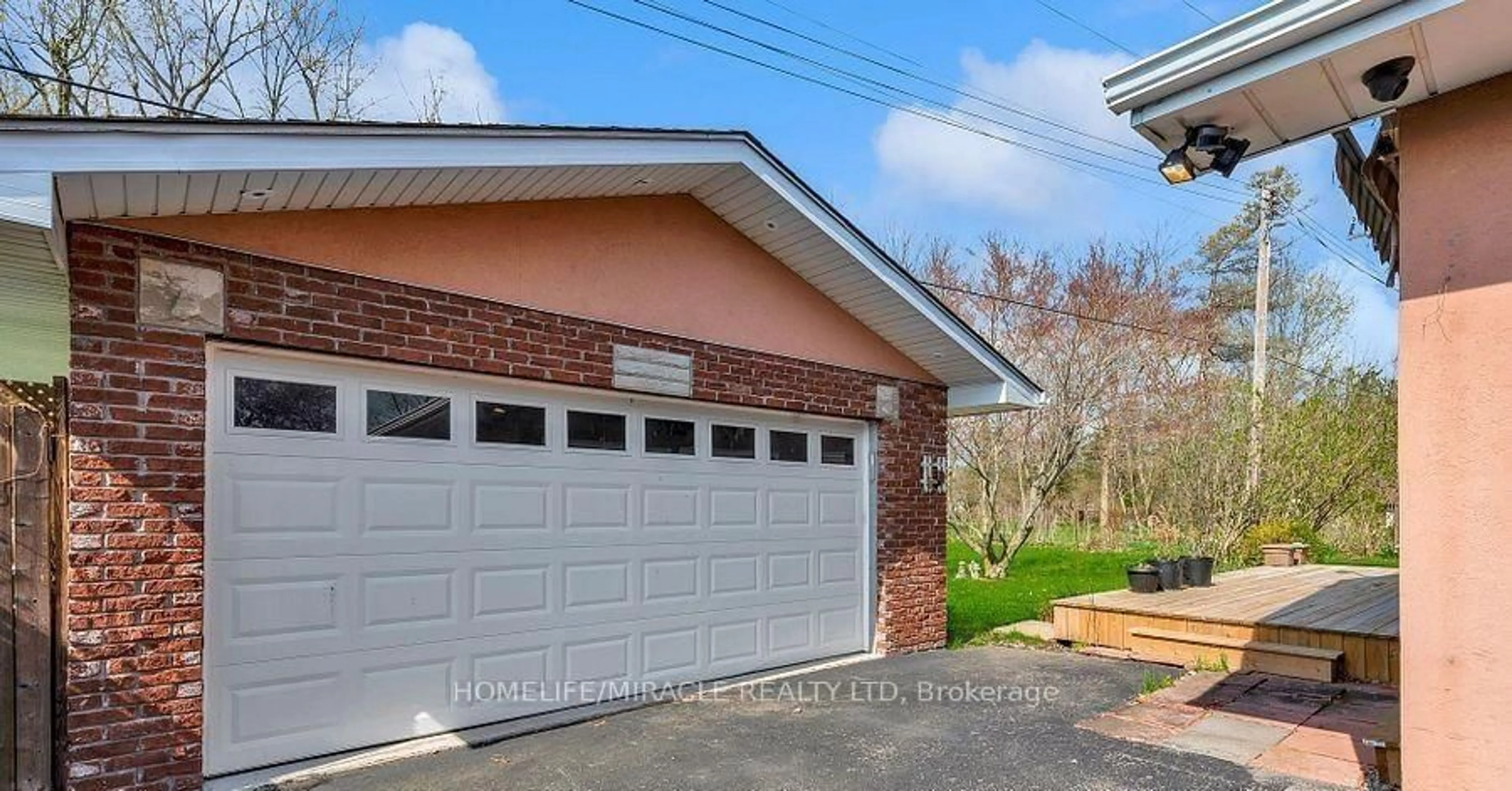 Indoor garage for 3035 Niagara Pkwy, Fort Erie Ontario L2A 5M4
