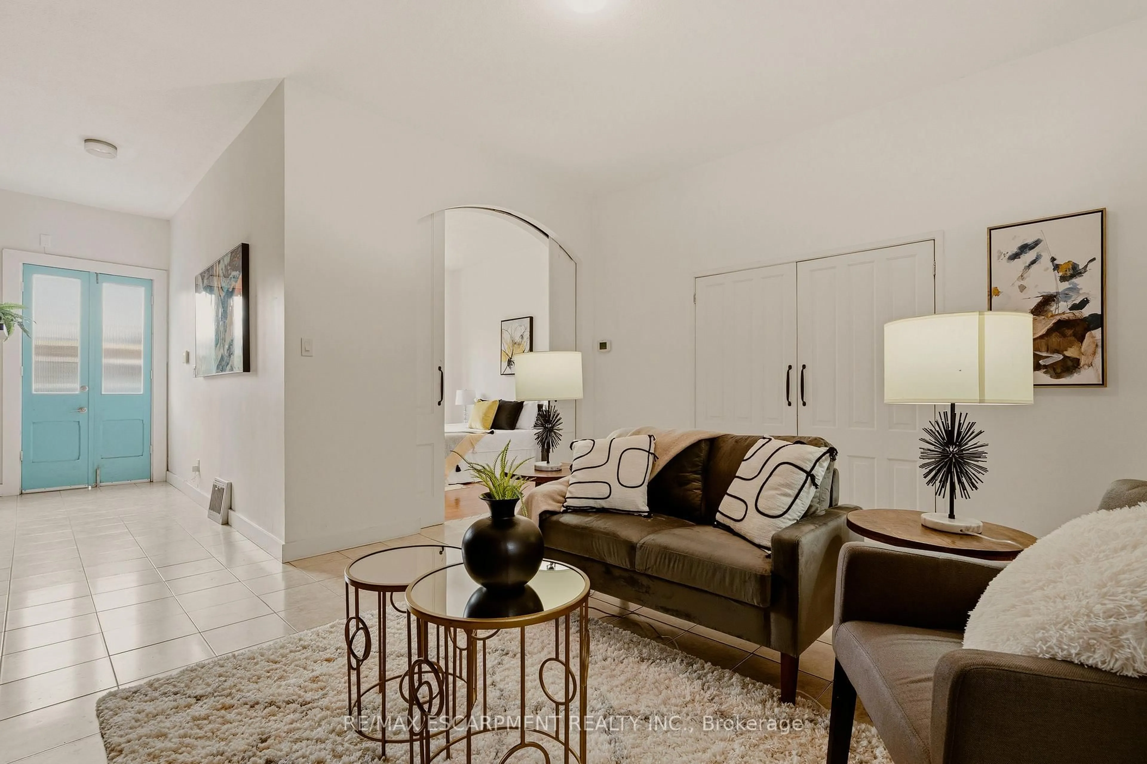 Living room with furniture, unknown for 163 Victoria Ave, Hamilton Ontario L8L 5E9