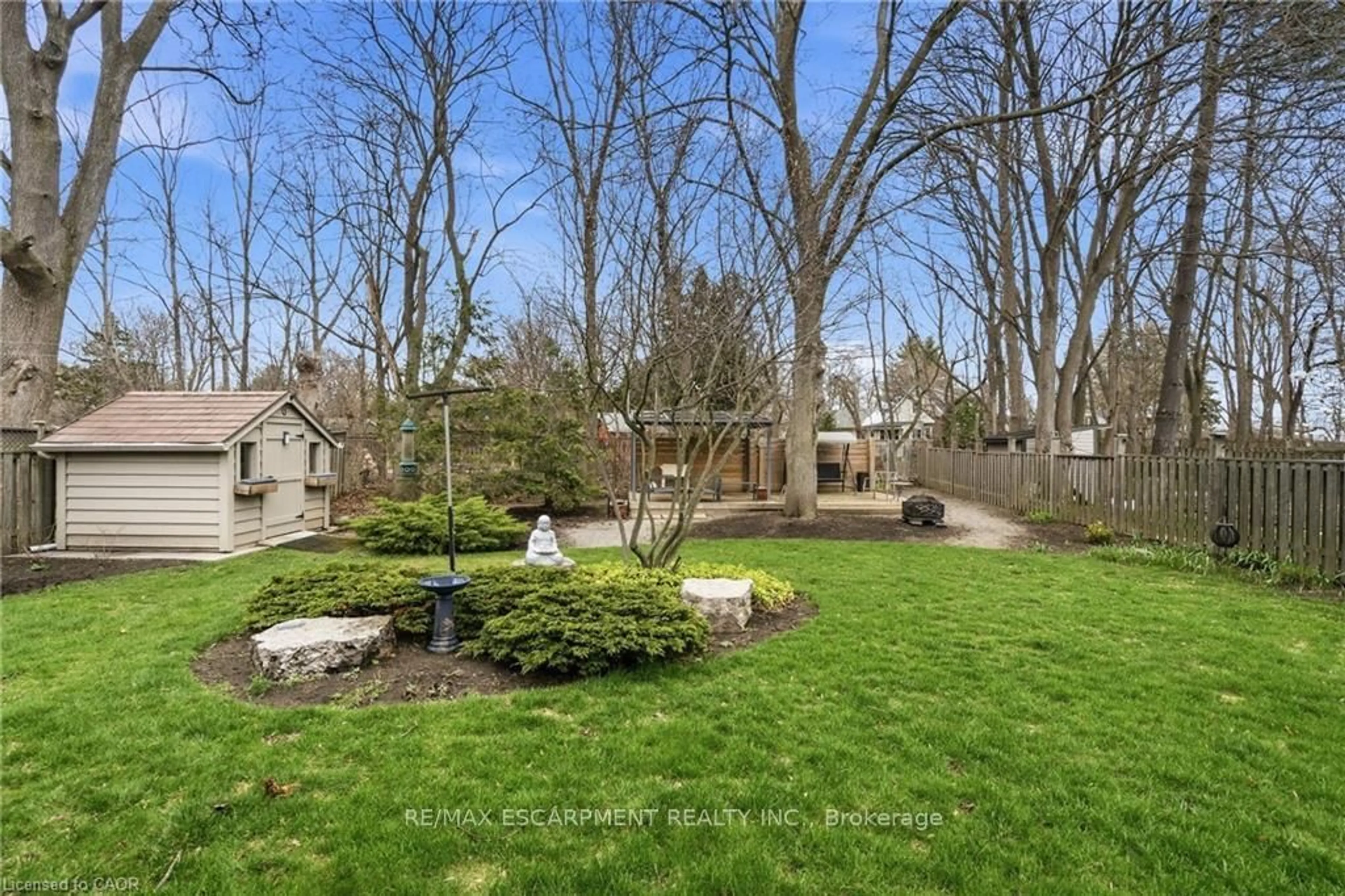 A pic from outside/outdoor area/front of a property/back of a property/a pic from drone, street for 134 Little John Rd, Hamilton Ontario L9H 4H3