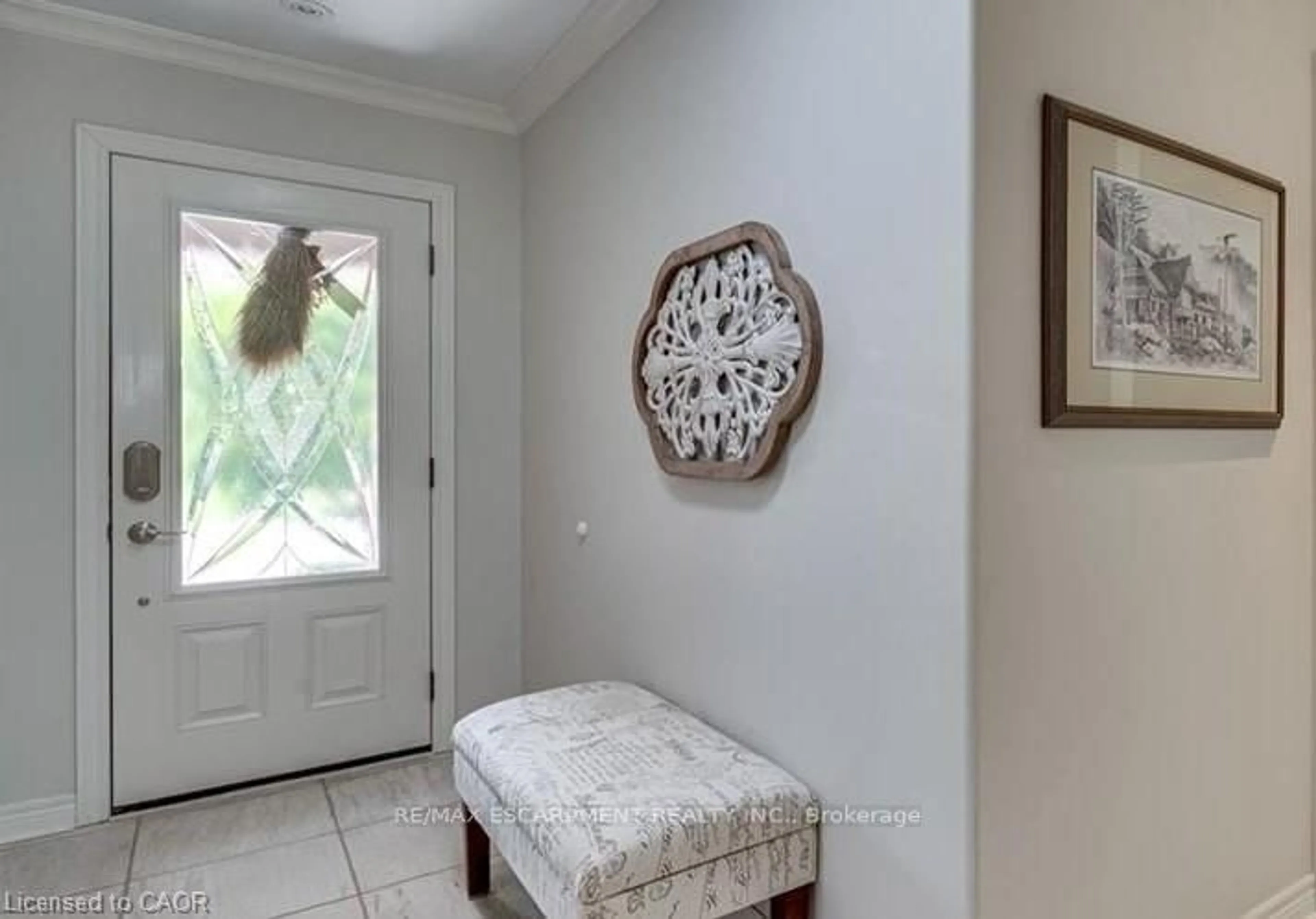 Indoor entryway for 134 Little John Rd, Hamilton Ontario L9H 4H3