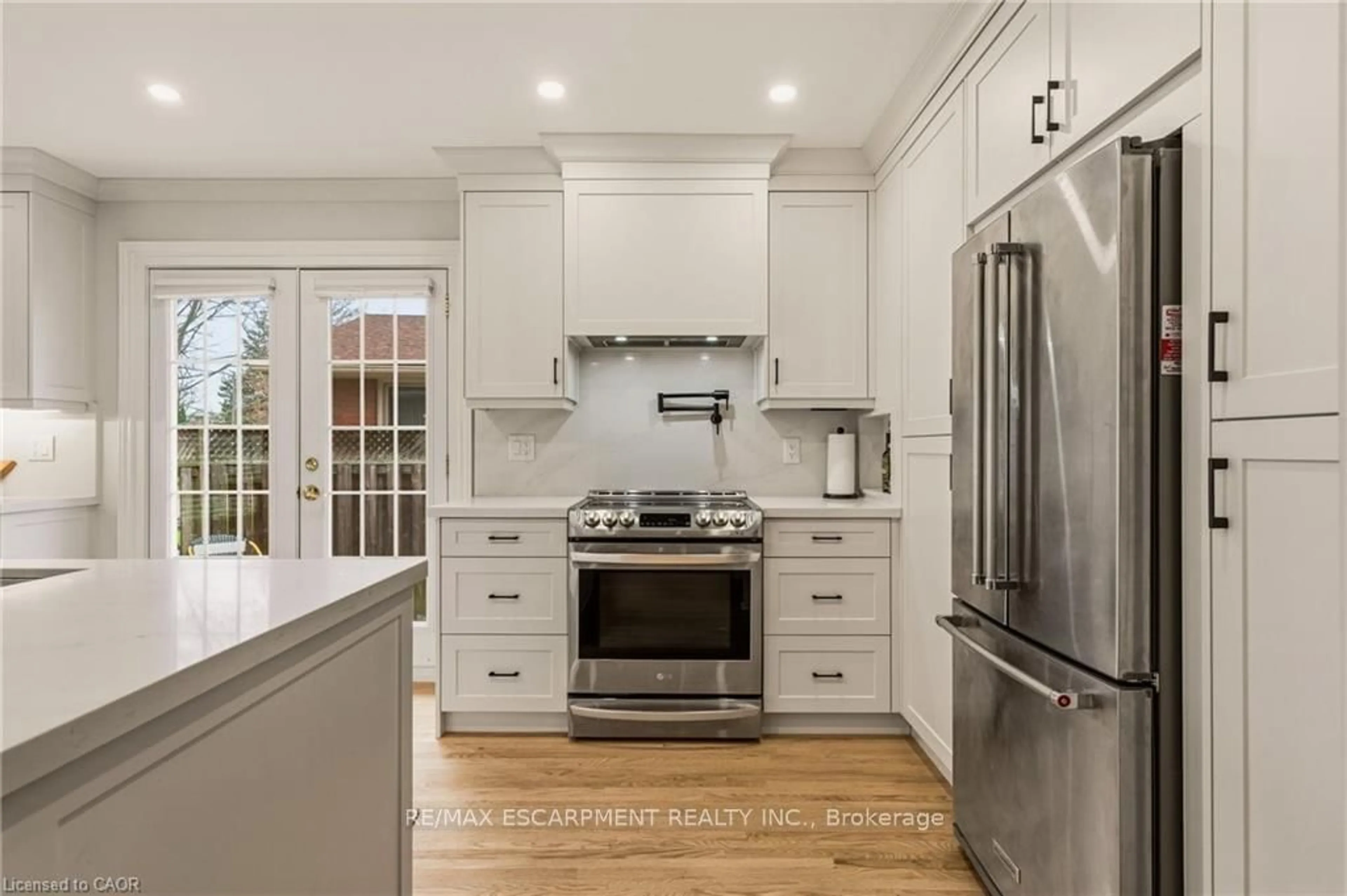 Open concept kitchen, ceramic/tile floor for 134 Little John Rd, Hamilton Ontario L9H 4H3