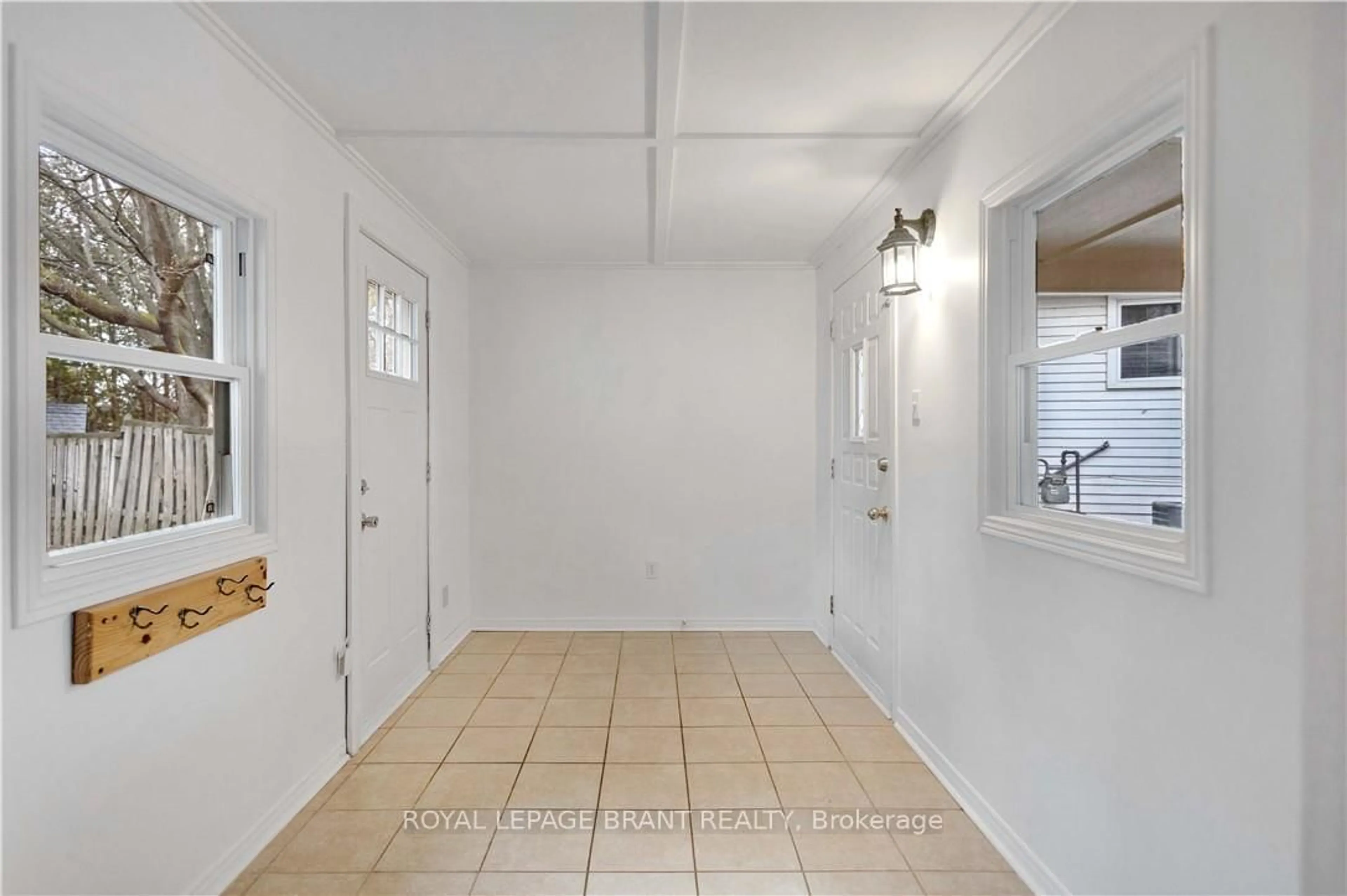 Indoor entryway for 26 October Pl, Brantford Ontario N3R 7B4