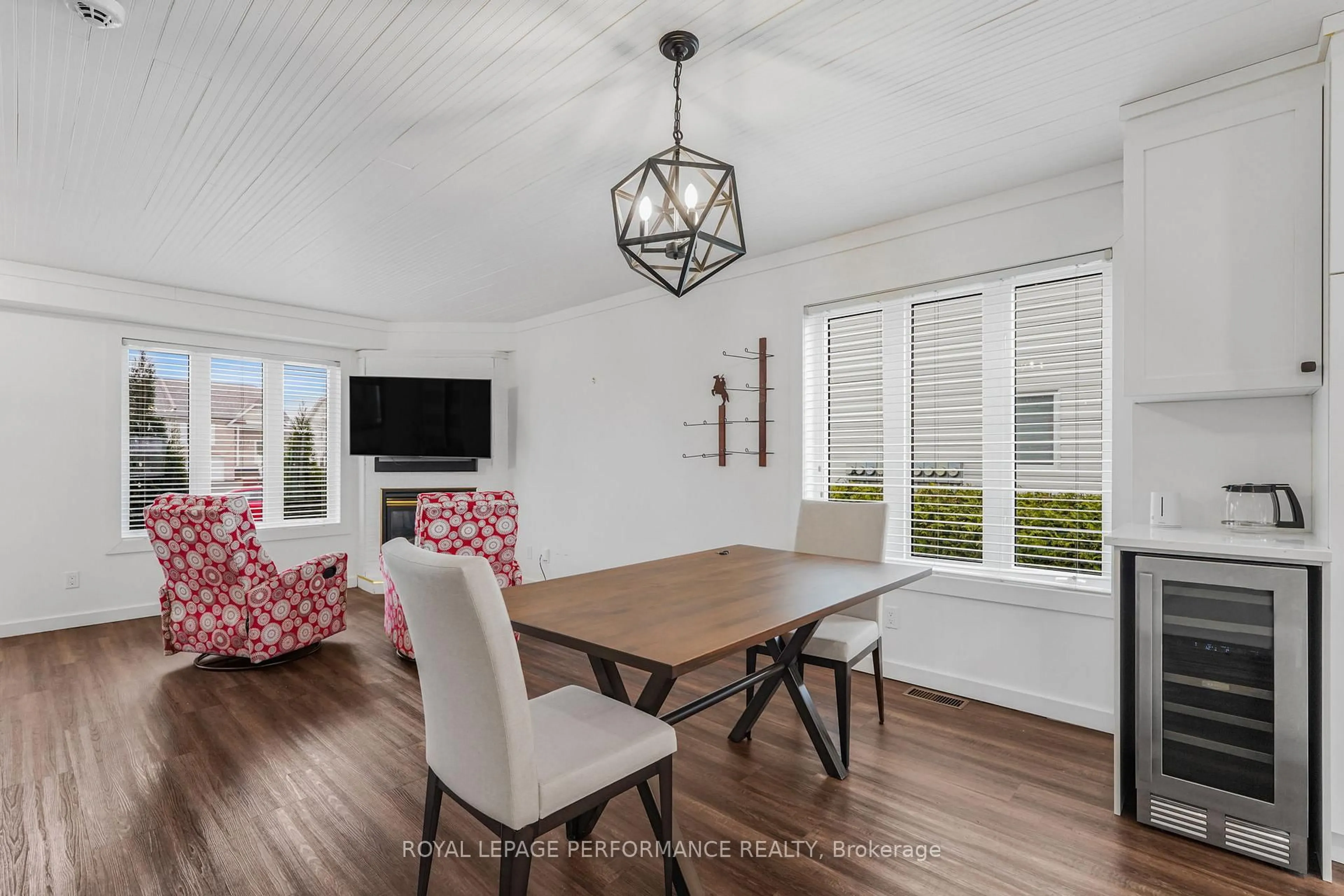 Dining room, wood/laminate floor for 829 Nelson St, Hawkesbury Ontario K6A 3T3