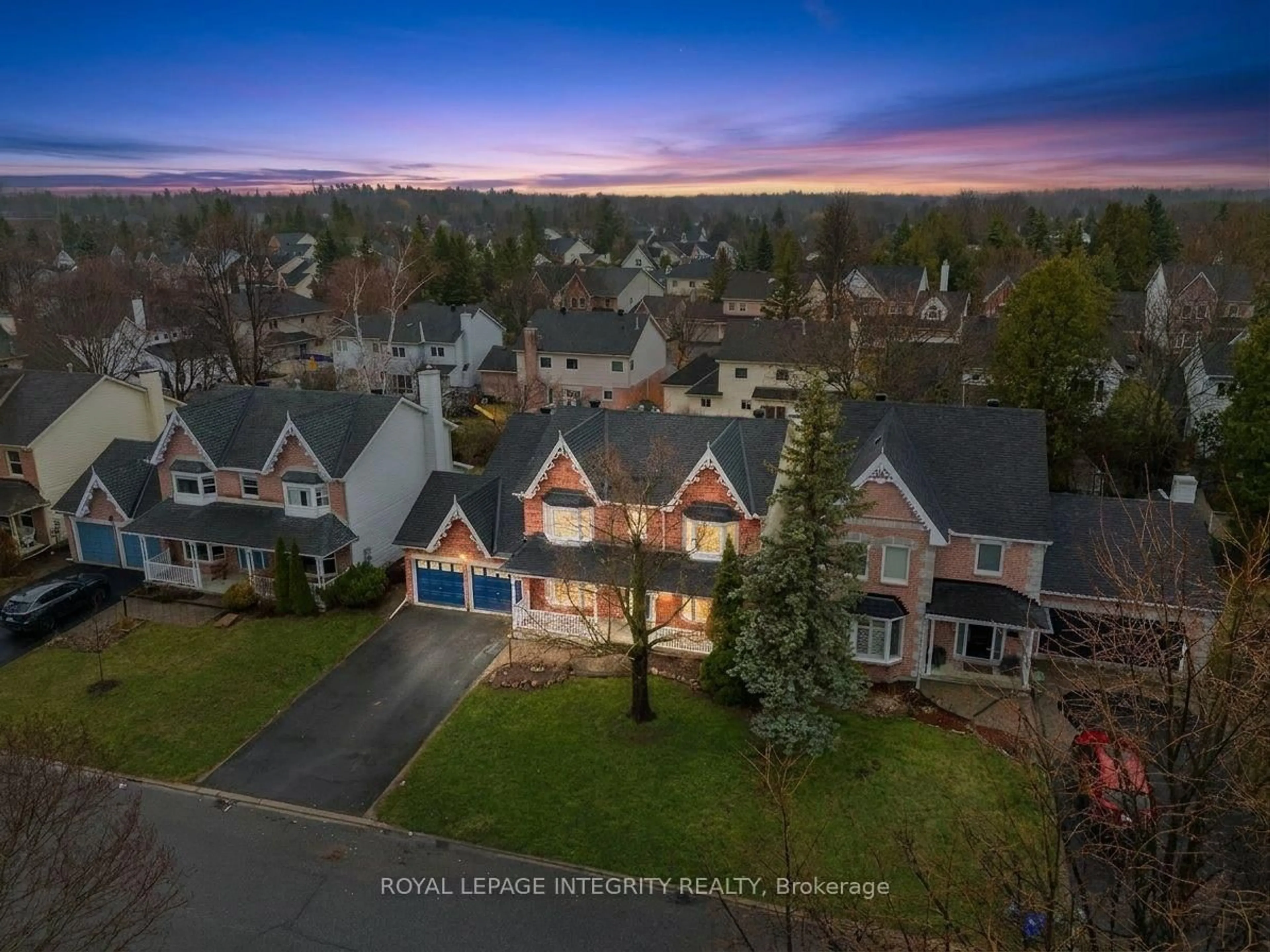 A pic from outside/outdoor area/front of a property/back of a property/a pic from drone, street for 18 SHIPLEY Cres, Ottawa Ontario K2S 1R2