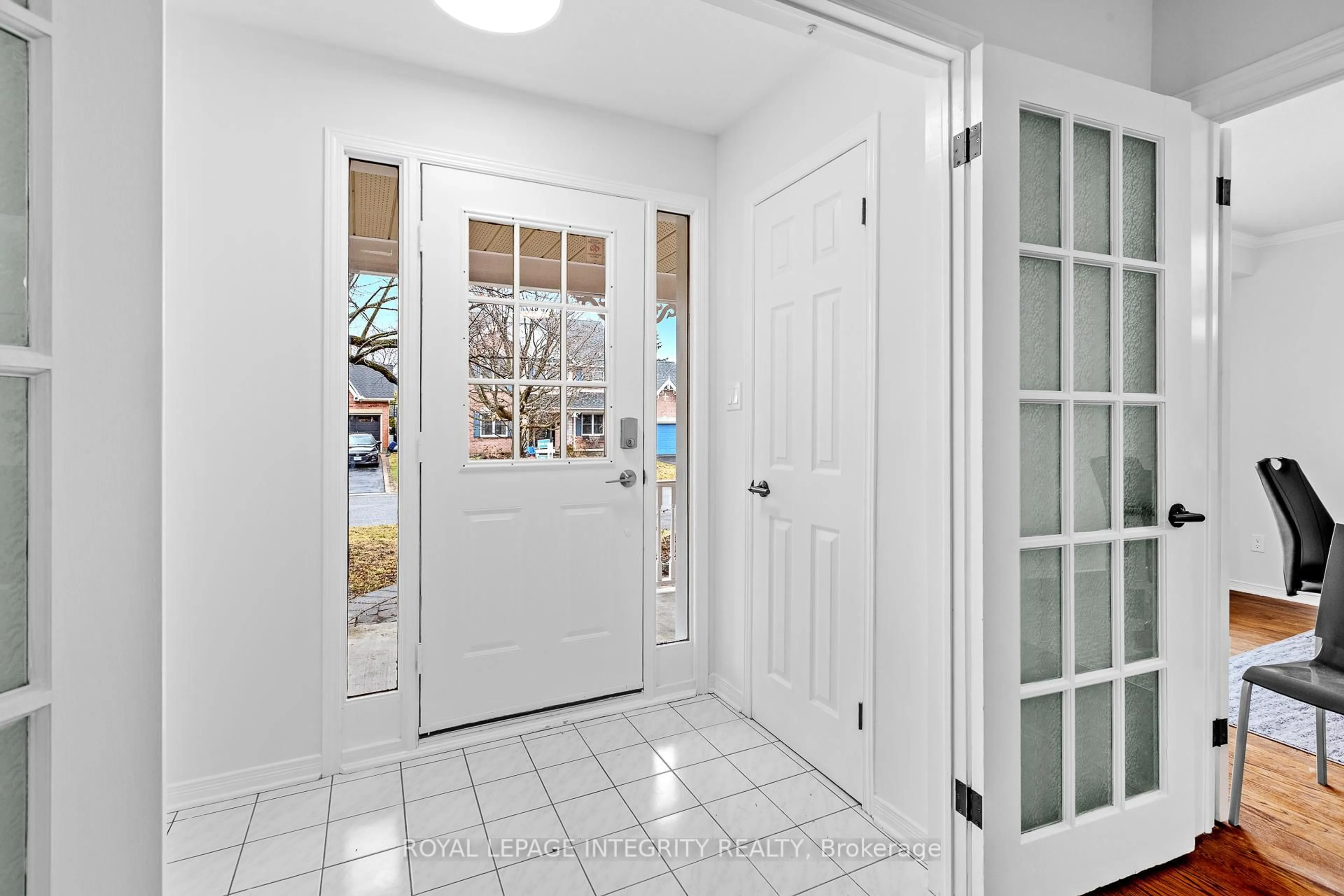 Indoor entryway for 18 SHIPLEY Cres, Ottawa Ontario K2S 1R2