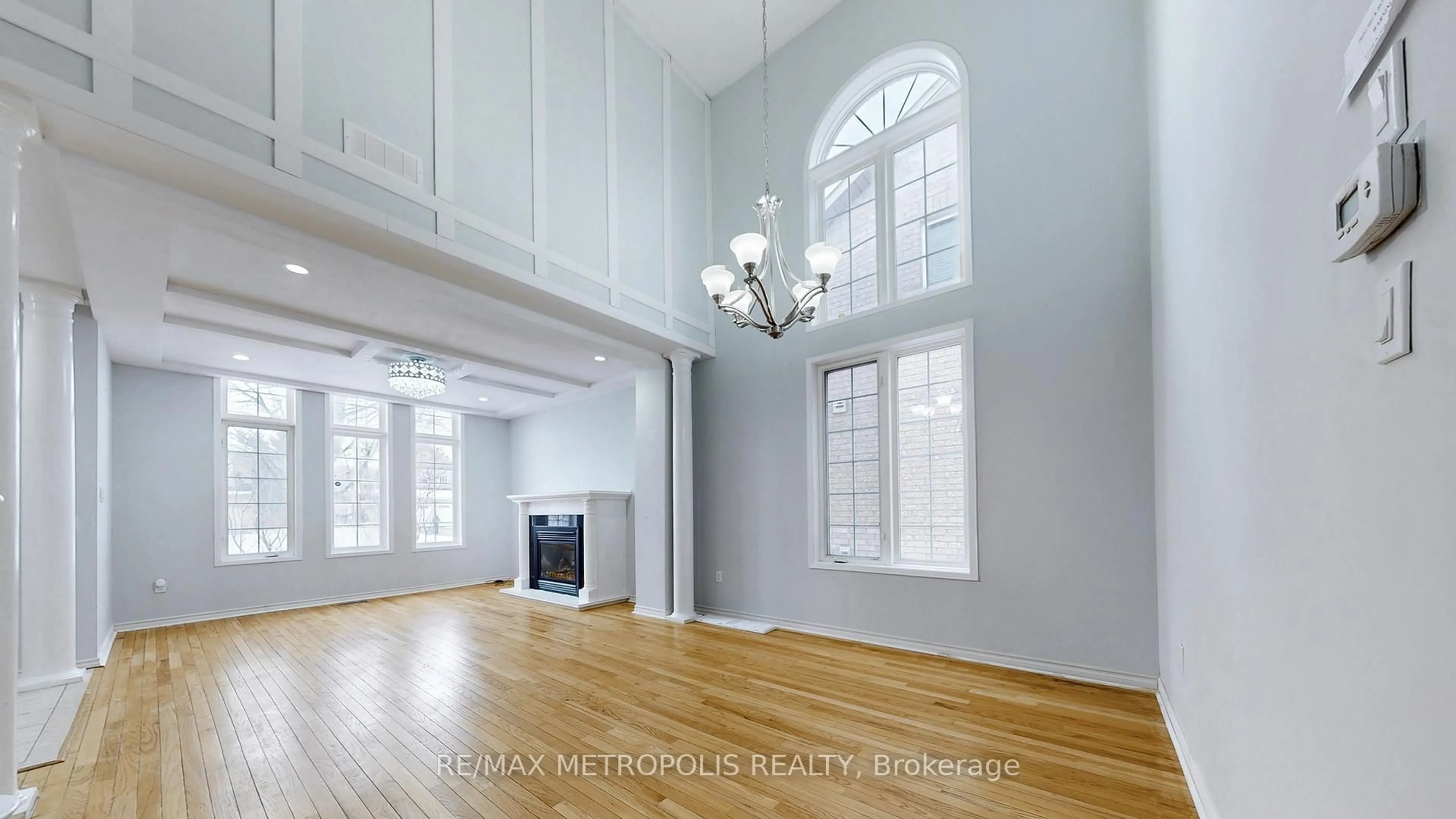 Indoor foyer for 183 Valmont Crt, Hamilton Ontario L9G 5A1