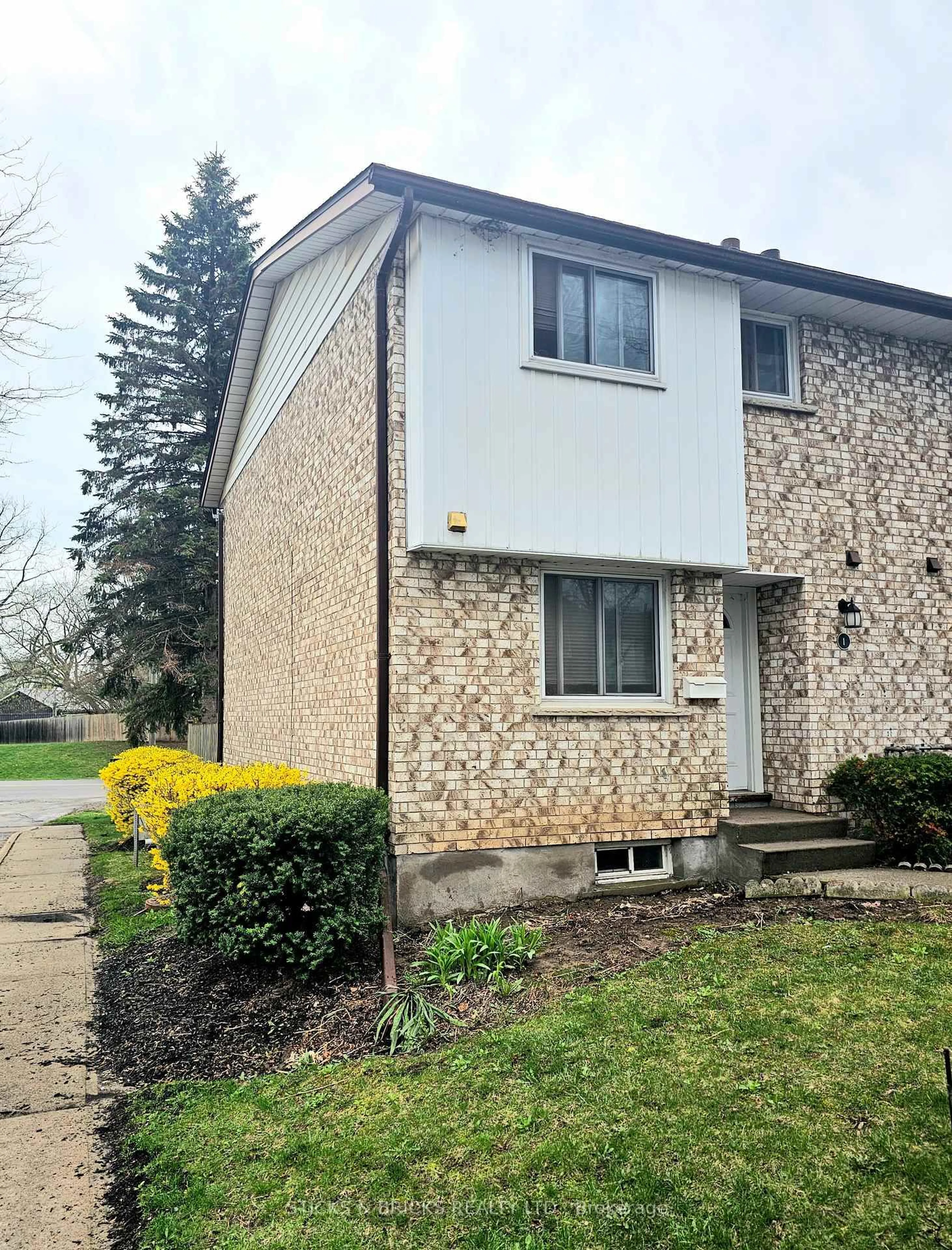 Home with vinyl exterior material, street for 5815 SWAYZE Dr #1, Niagara Falls Ontario L2J 3W3