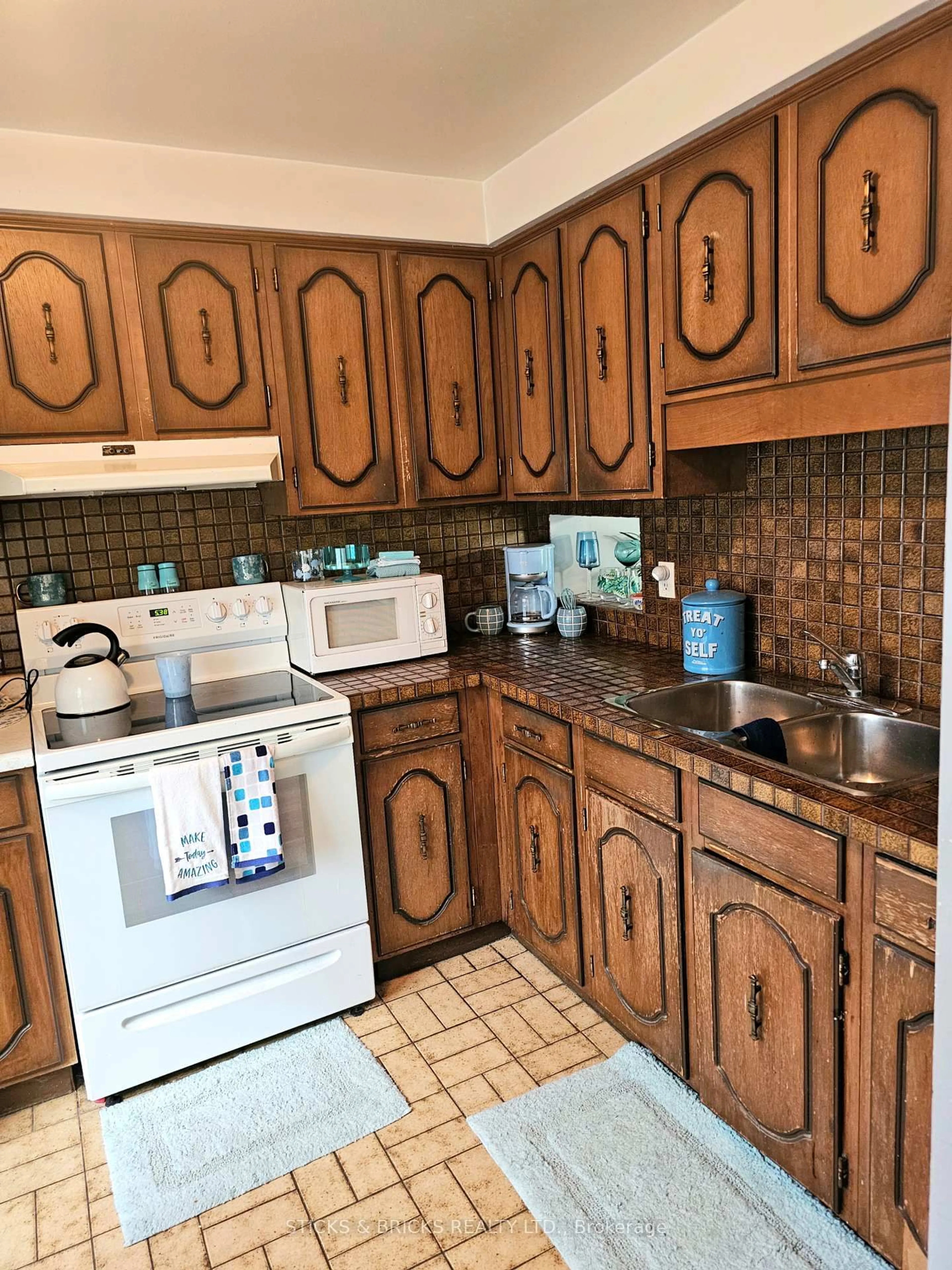 Standard kitchen, ceramic/tile floor for 5815 SWAYZE Dr #1, Niagara Falls Ontario L2J 3W3