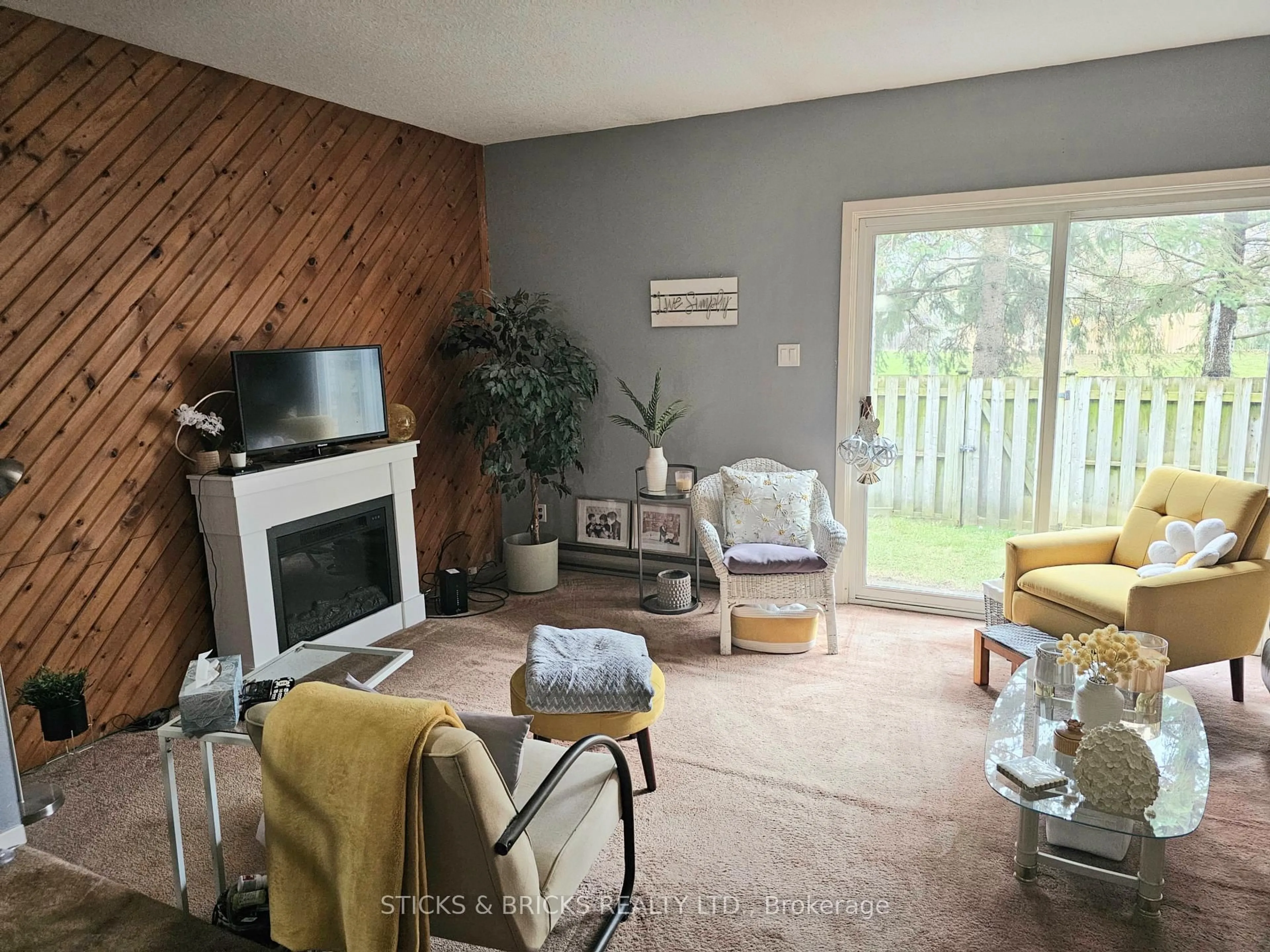 Living room with furniture, unknown for 5815 SWAYZE Dr #1, Niagara Falls Ontario L2J 3W3