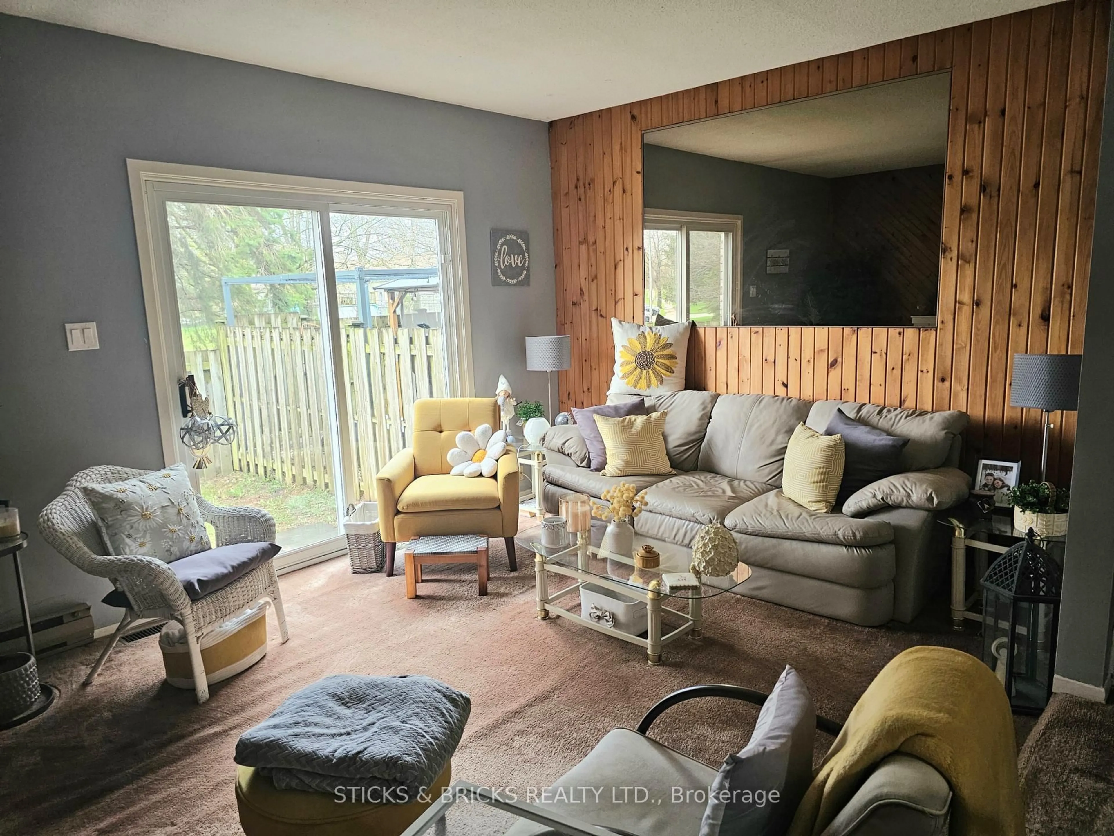 Living room with furniture, unknown for 5815 SWAYZE Dr #1, Niagara Falls Ontario L2J 3W3