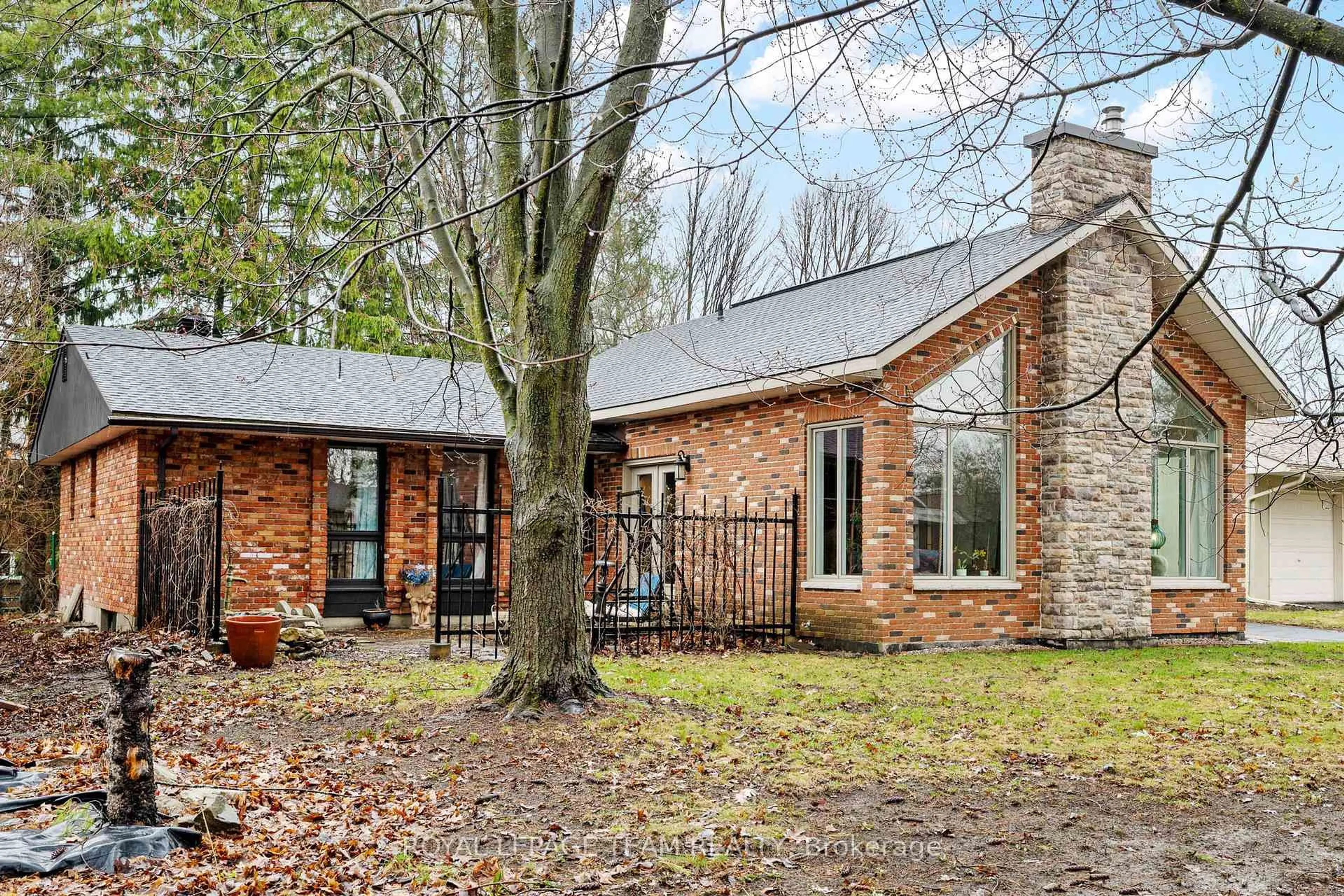 Home with brick exterior material, unknown for 33 Rutherford Cres, Ottawa Ontario K2K 1N1