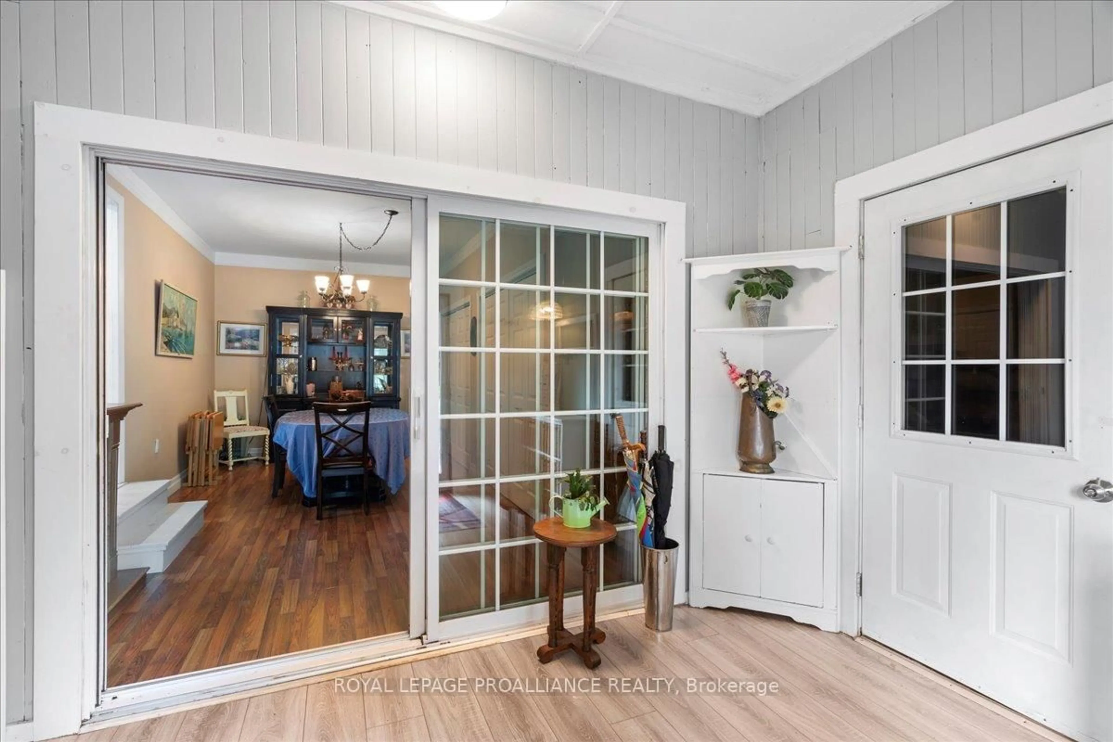 Indoor entryway for 1023 Jewel Rd, Cloyne Ontario K0H 1K0