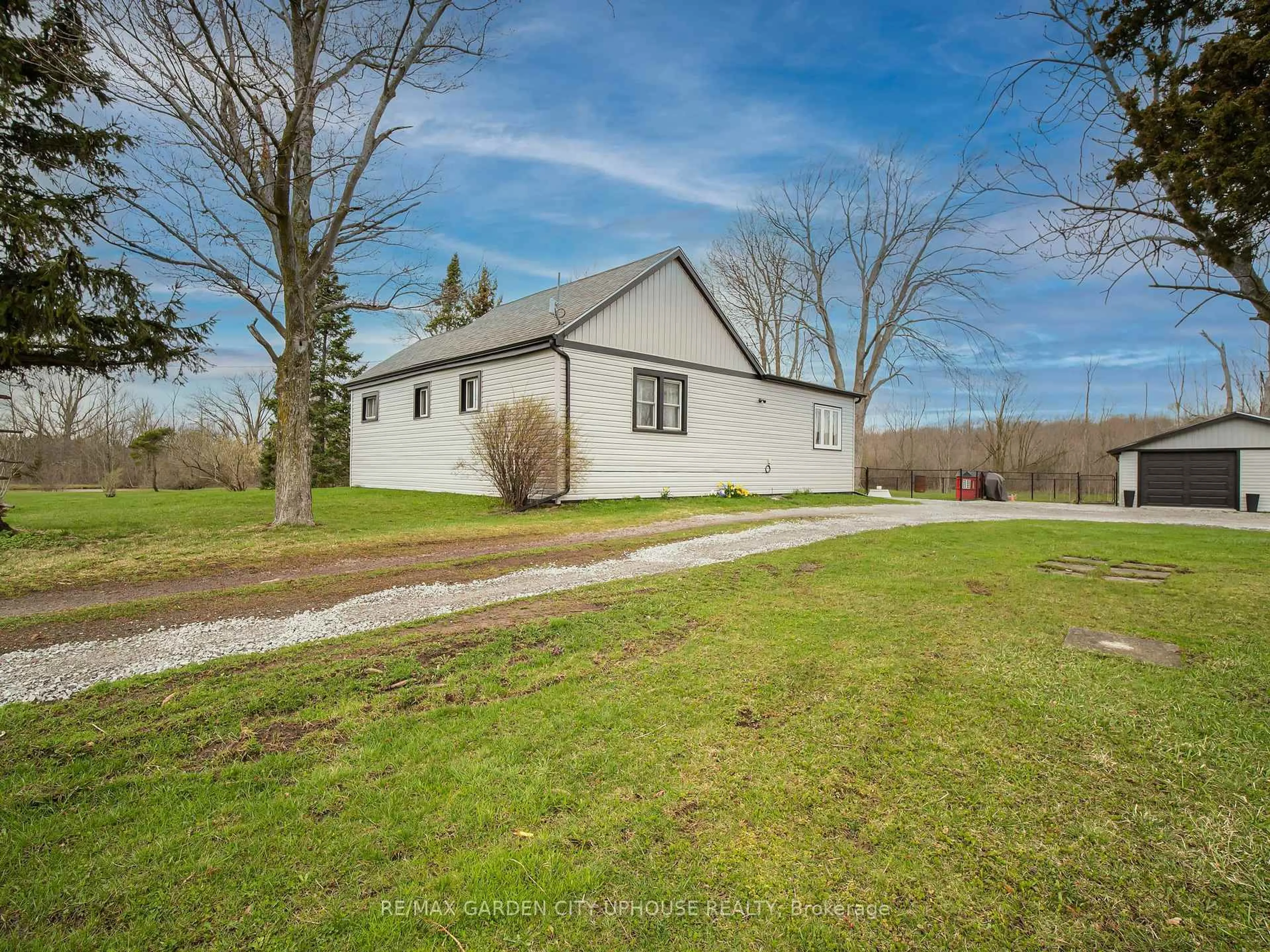 A pic from outside/outdoor area/front of a property/back of a property/a pic from drone, unknown for 9013 NETHERBY Rd, Niagara Falls Ontario L3B 5N7