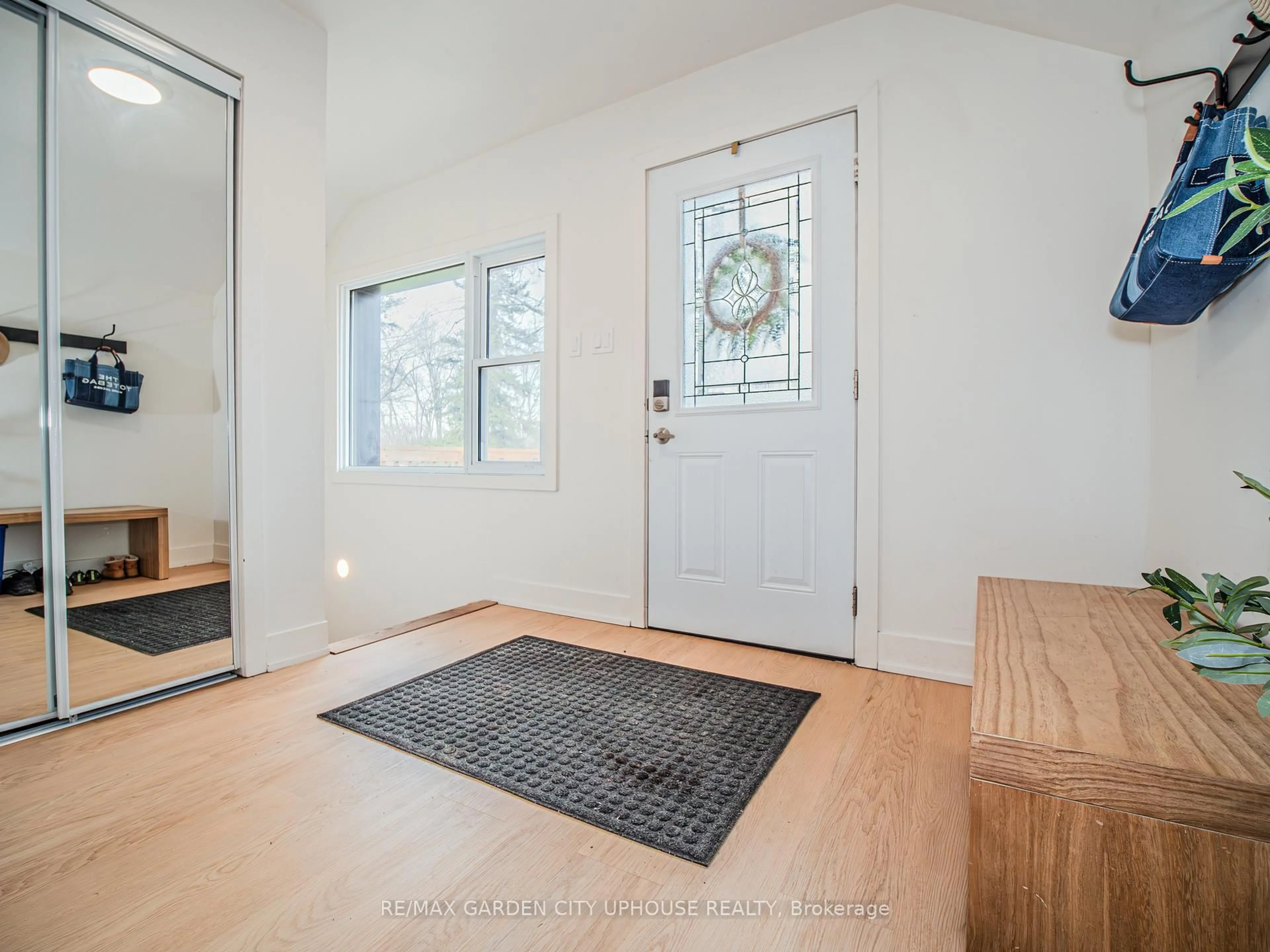 Indoor entryway for 9013 NETHERBY Rd, Niagara Falls Ontario L3B 5N7