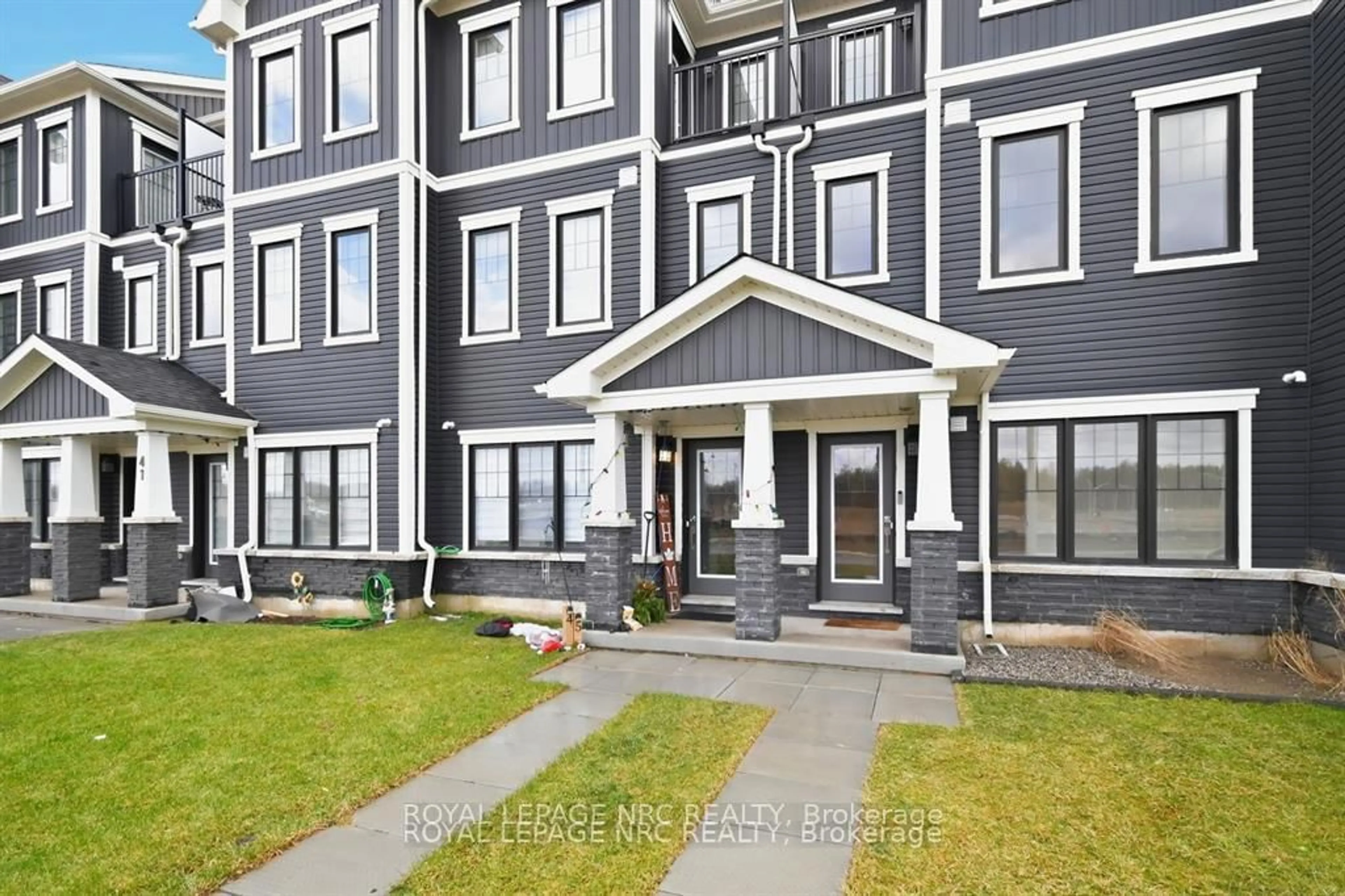 Patio, building for 49 Melody Lane, Thorold Ontario L0S 1K0