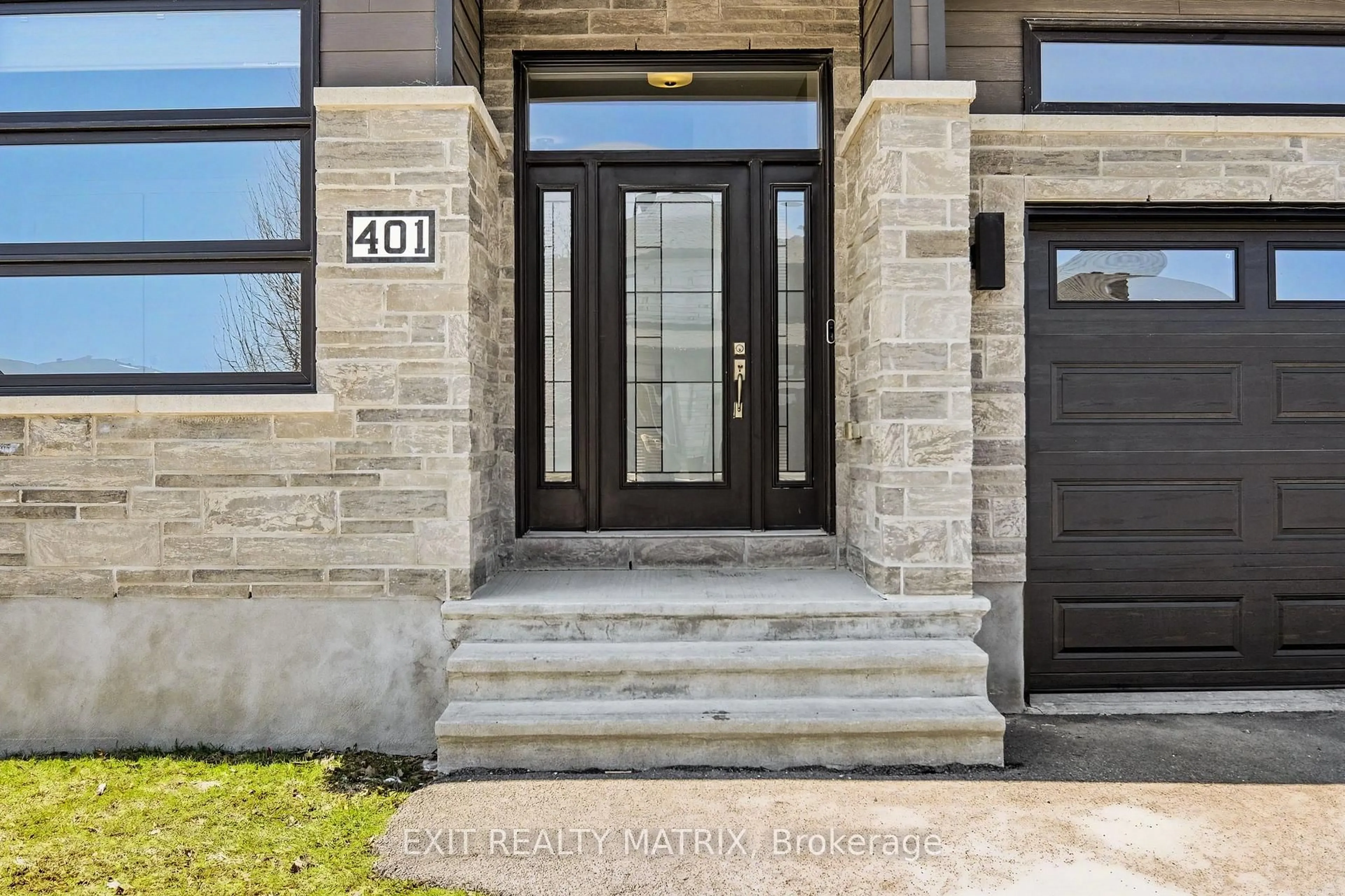 Indoor entryway for 401 Bruges St, Russell Ontario K0A 1W0