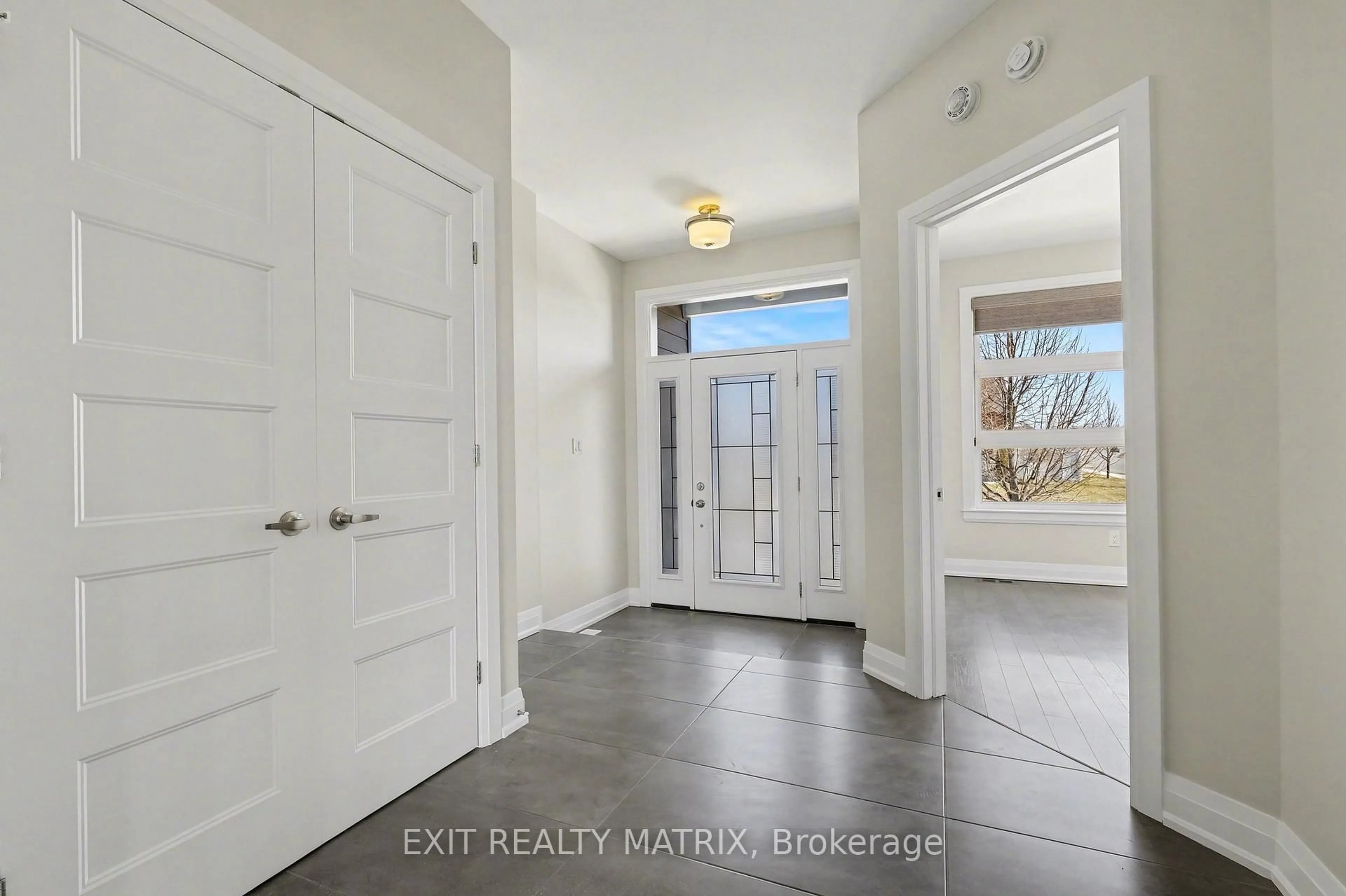 Indoor entryway for 401 Bruges St, Russell Ontario K0A 1W0