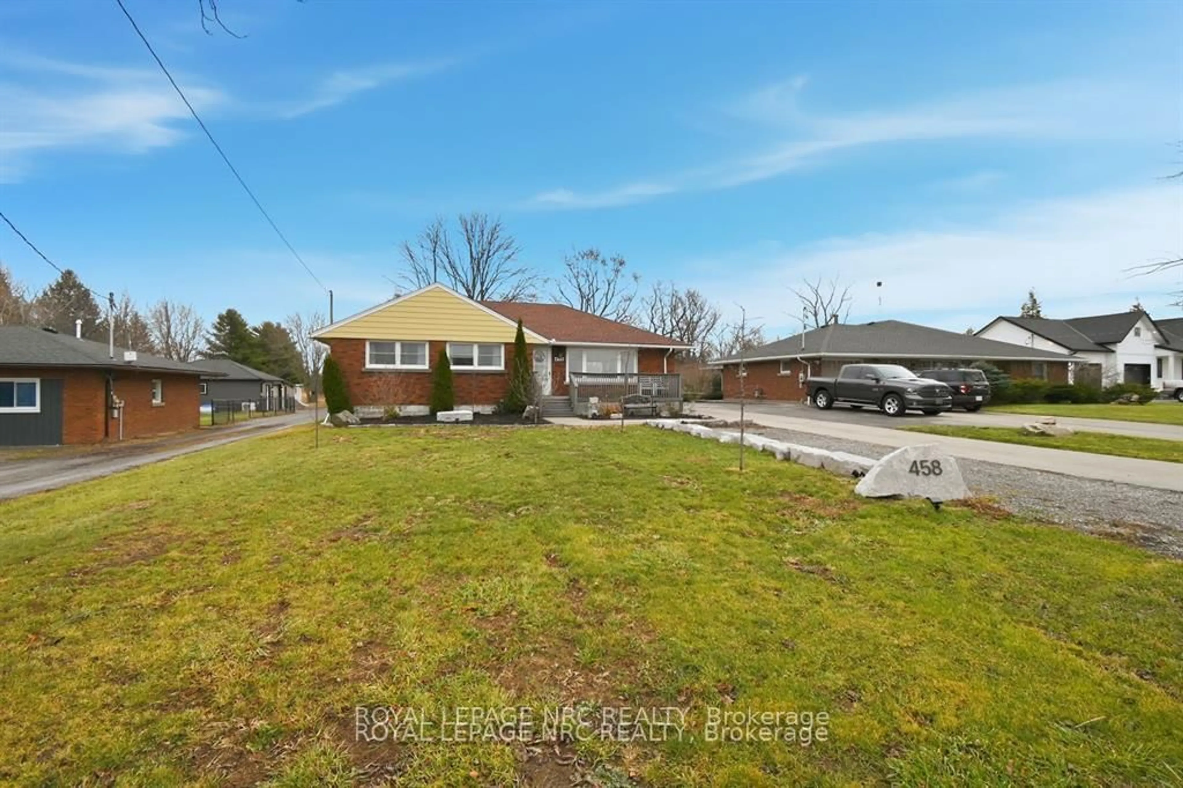 A pic from outside/outdoor area/front of a property/back of a property/a pic from drone, street for 458 Doan's Ridge Rd, Welland Ontario L3B 5N7