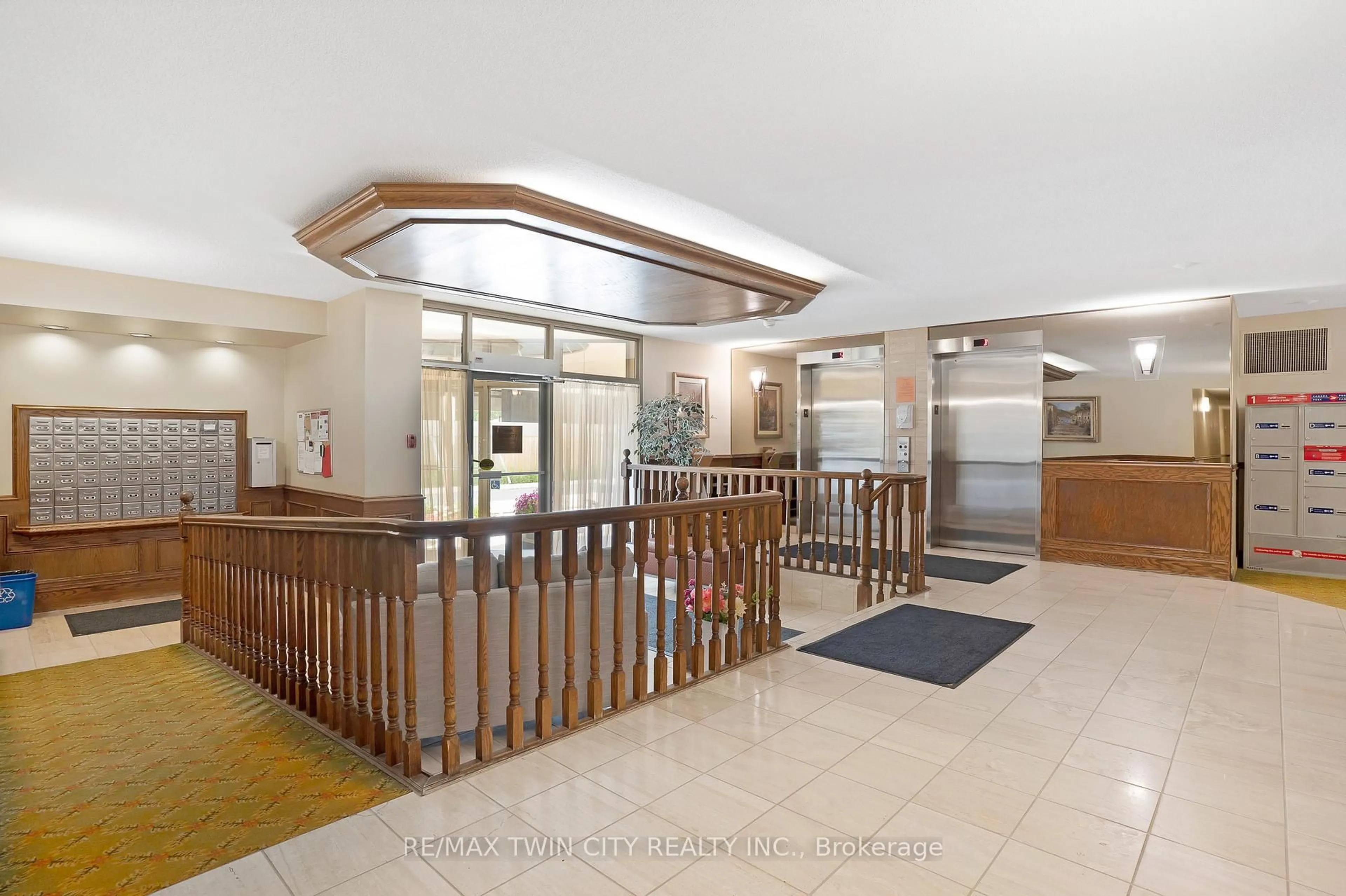 Indoor foyer for 3267 King St #505, Kitchener Ontario N2A 4A4