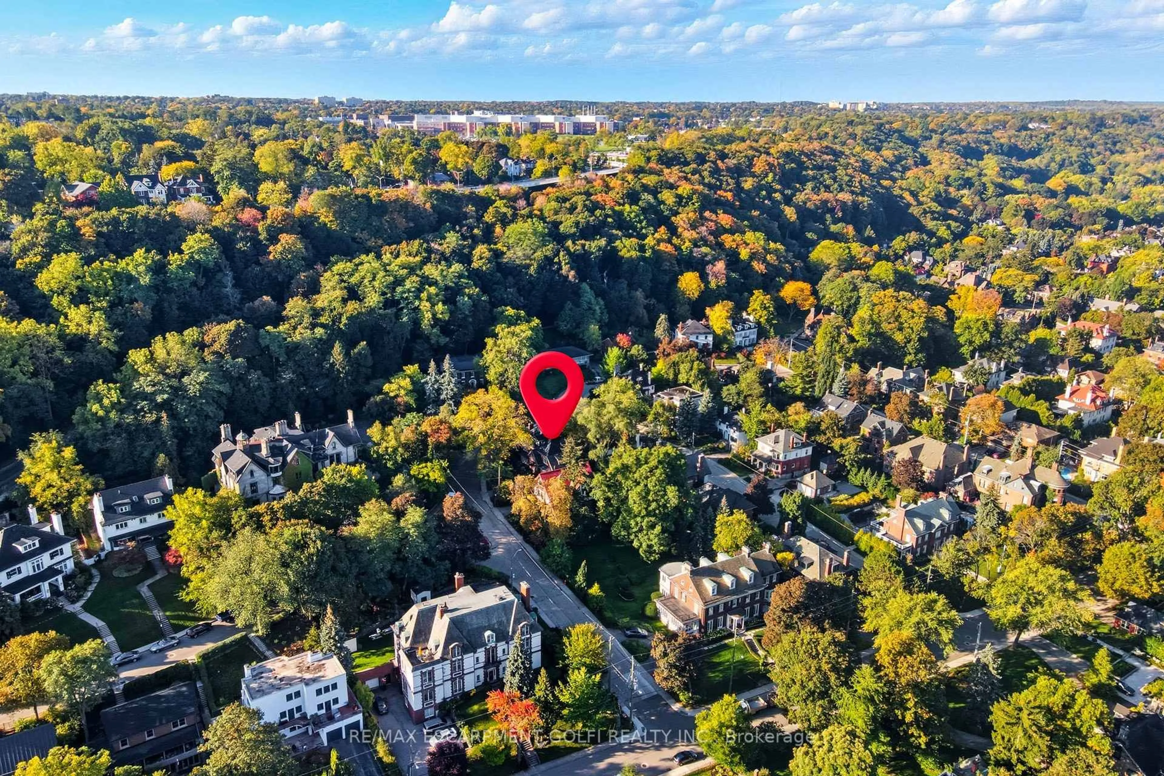 A pic from outside/outdoor area/front of a property/back of a property/a pic from drone, unknown for 18 Inglewood Dr, Hamilton Ontario L8P 2T2